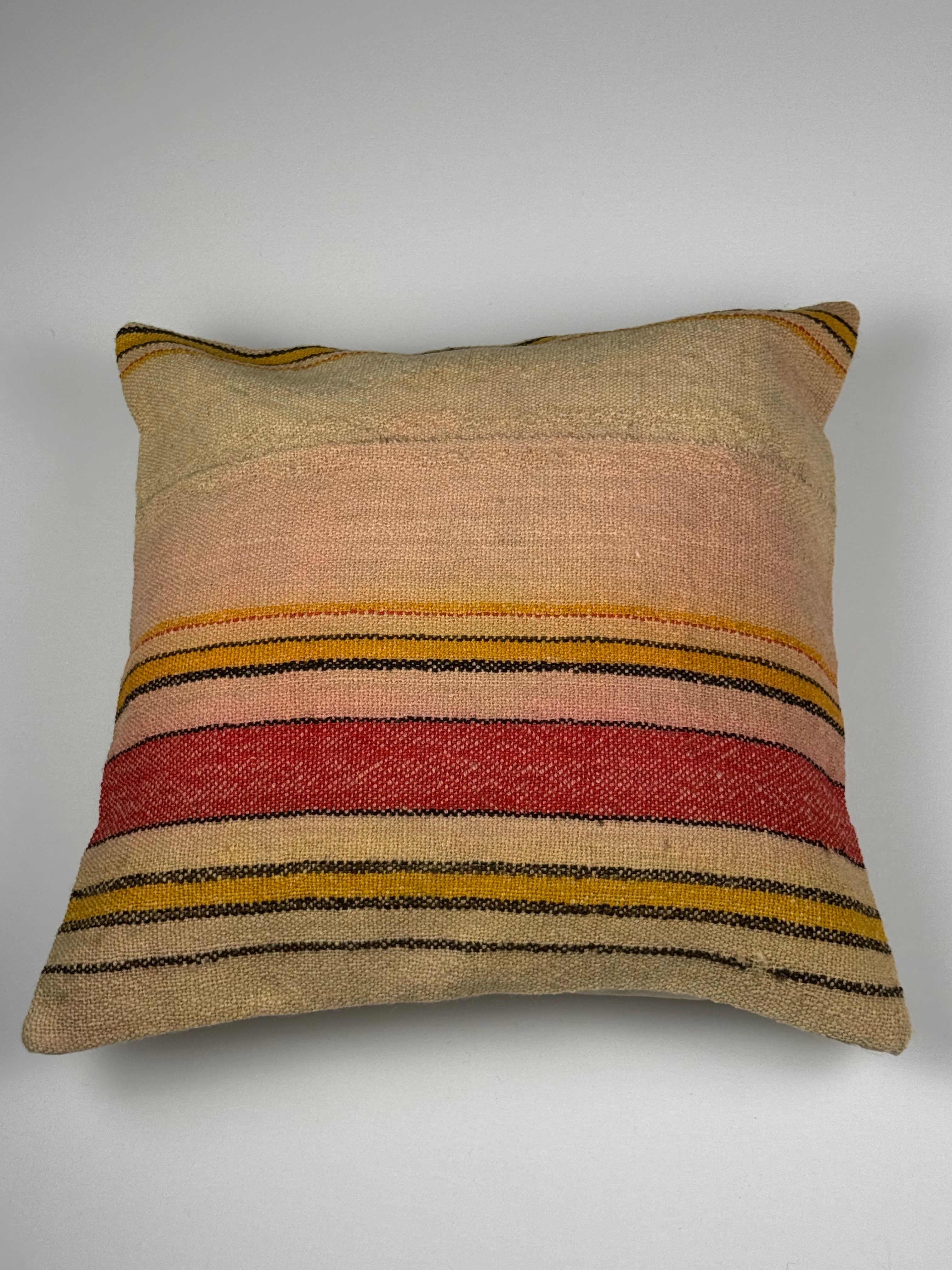 Kelim pudebetræk 45x45 i beige, gul og rød og lyserød, håndsyet af vintage kelimtæppe