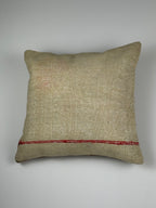 Kelim pudebetræk 45x45 i beige med rød stribe, håndsyet af vintage kelimtæppe
