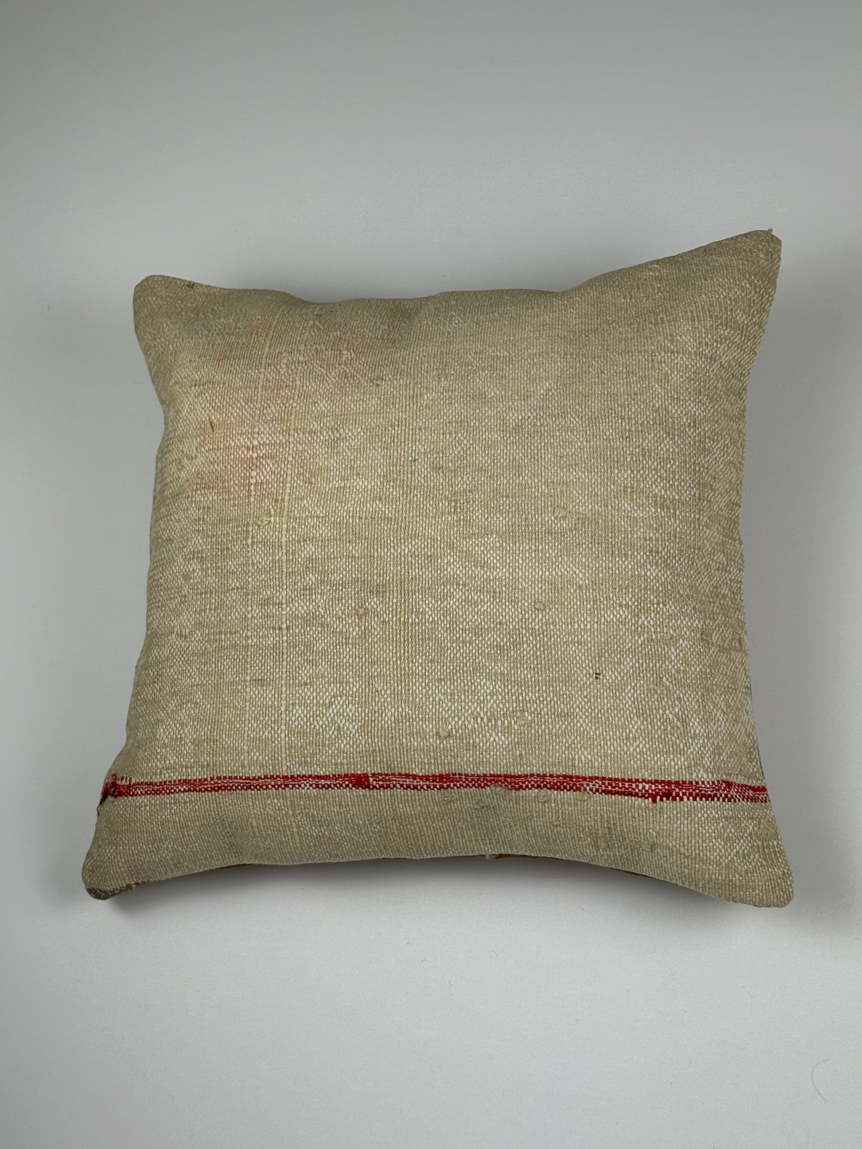 Kelim pudebetræk 45x45 i beige med rød stribe, håndsyet af vintage kelimtæppe