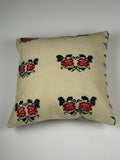 Kelim pudebetræk 45x45 i beige med blomstermønster, håndsyet af vintage kelimtæppe