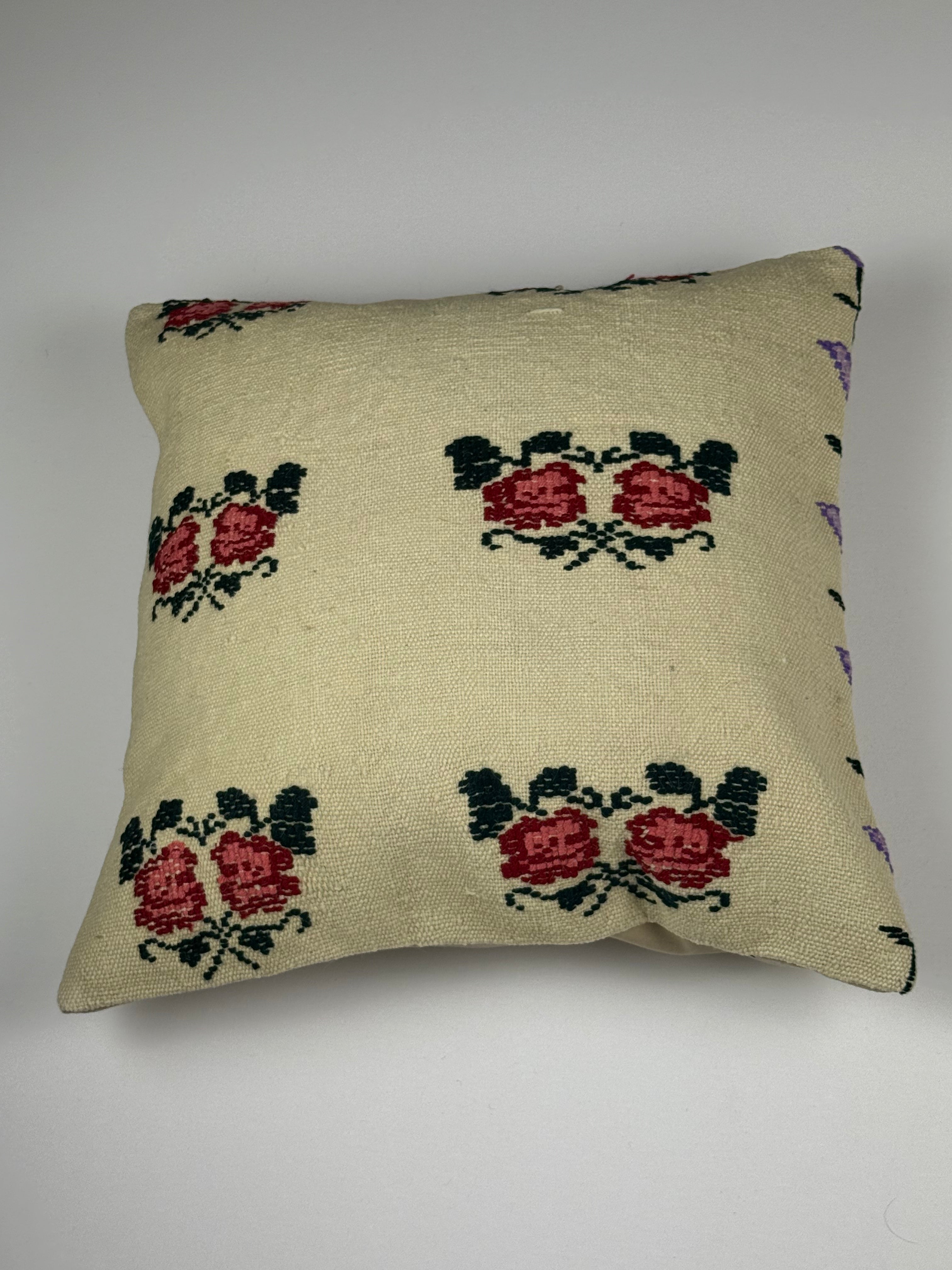 Kelim pudebetræk 45x45 i beige med blomstermønster, håndsyet af vintage kelimtæppe