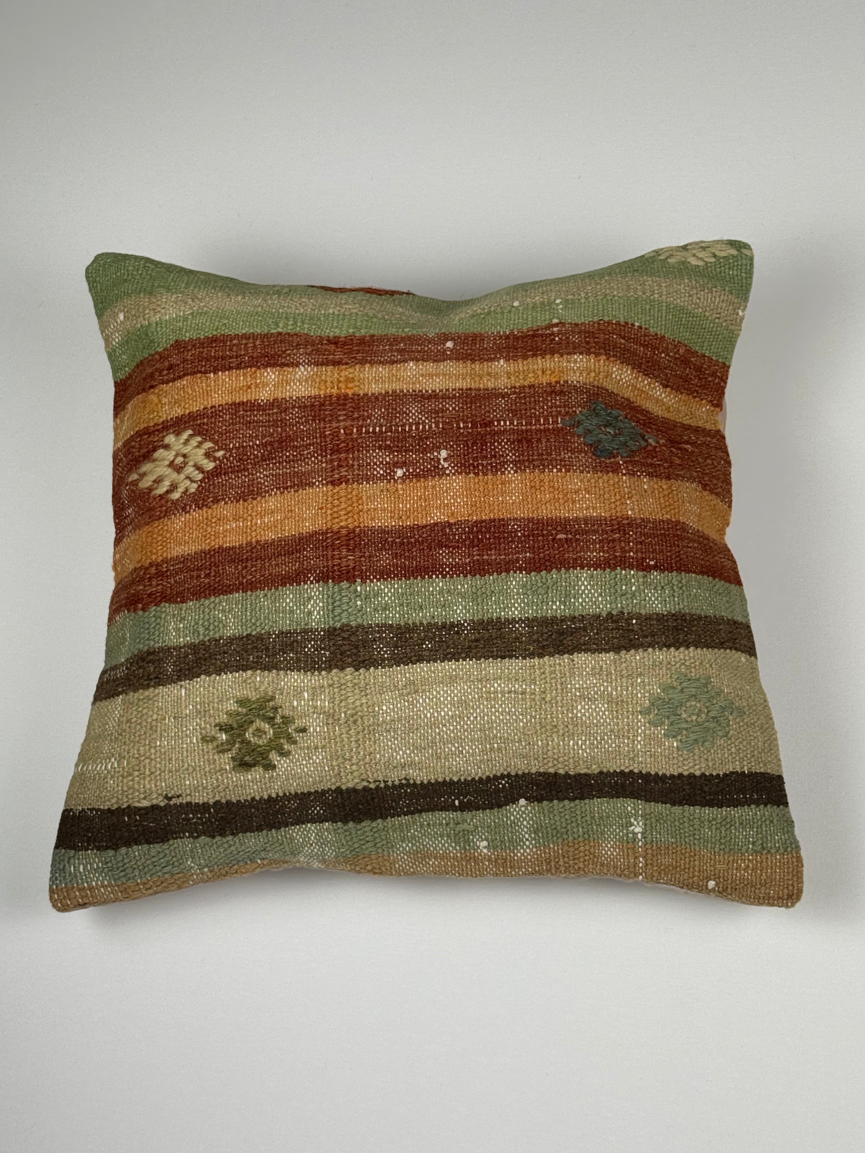 Kelim pudebetræk 45x45 med grønne, brune og orange striber, håndsyet af vintage kelimtæppe