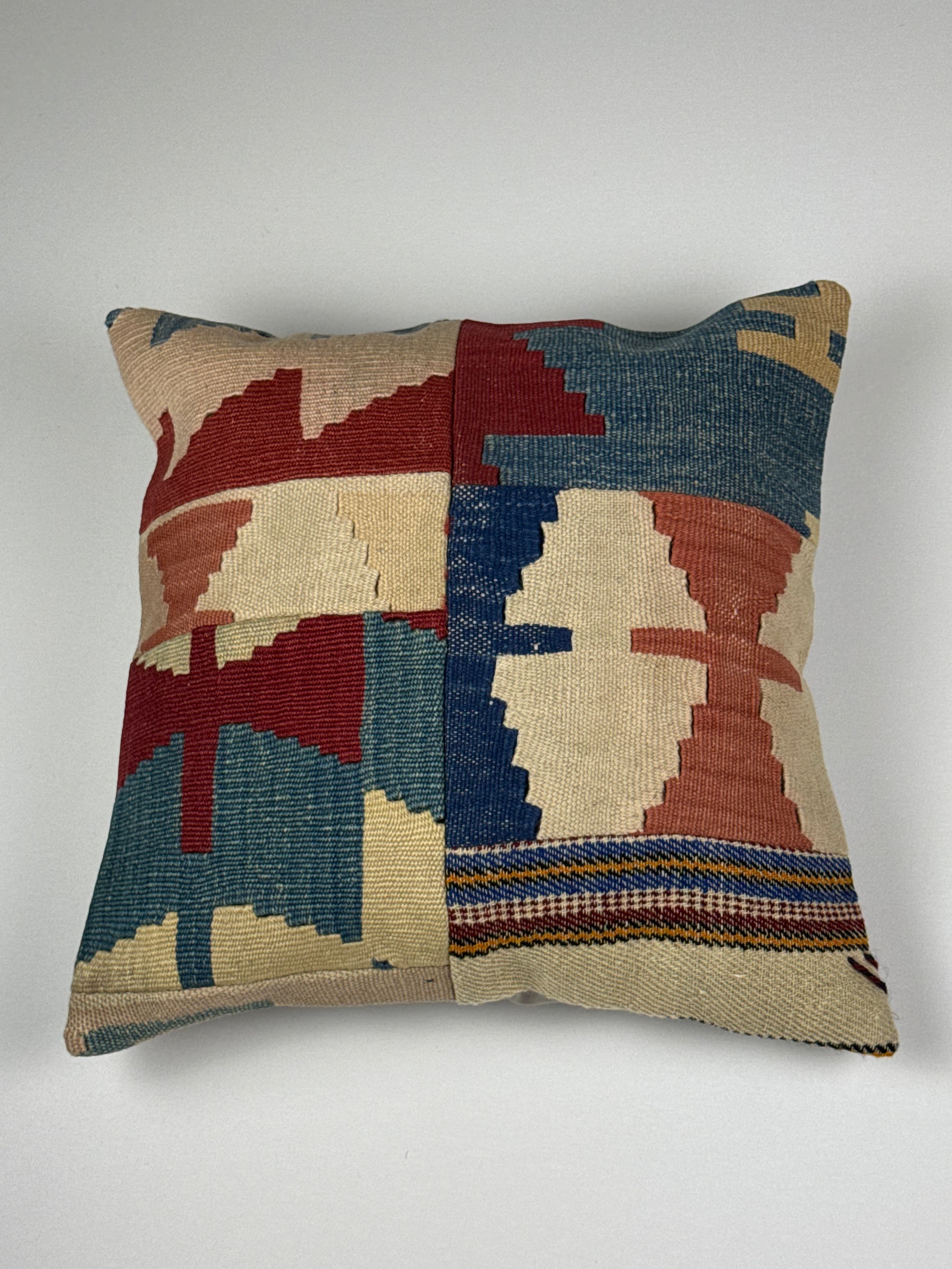 Kelim pudebetræk 45x45 i beige, rød og blå, håndsyet af vintage kelimtæppe