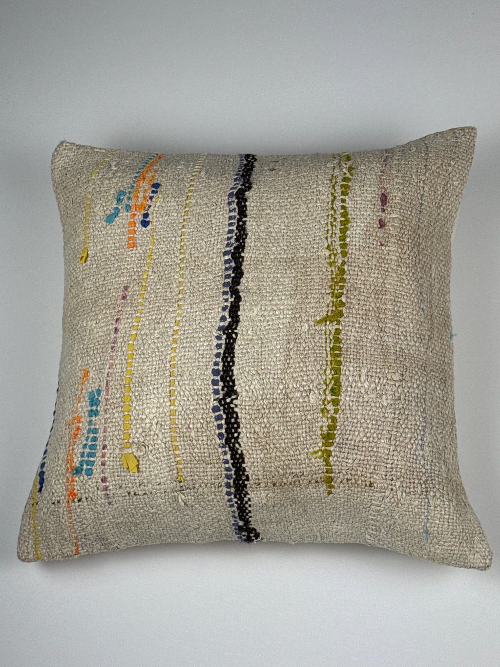 Kelim pudebetræk 45x45 i beige med striber i forskellige farver, håndsyet af vintage kelimtæppe