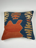 Kelim pudebetræk 45x45 i blå, orange og beige, håndsyet af vintage kelimtæppe