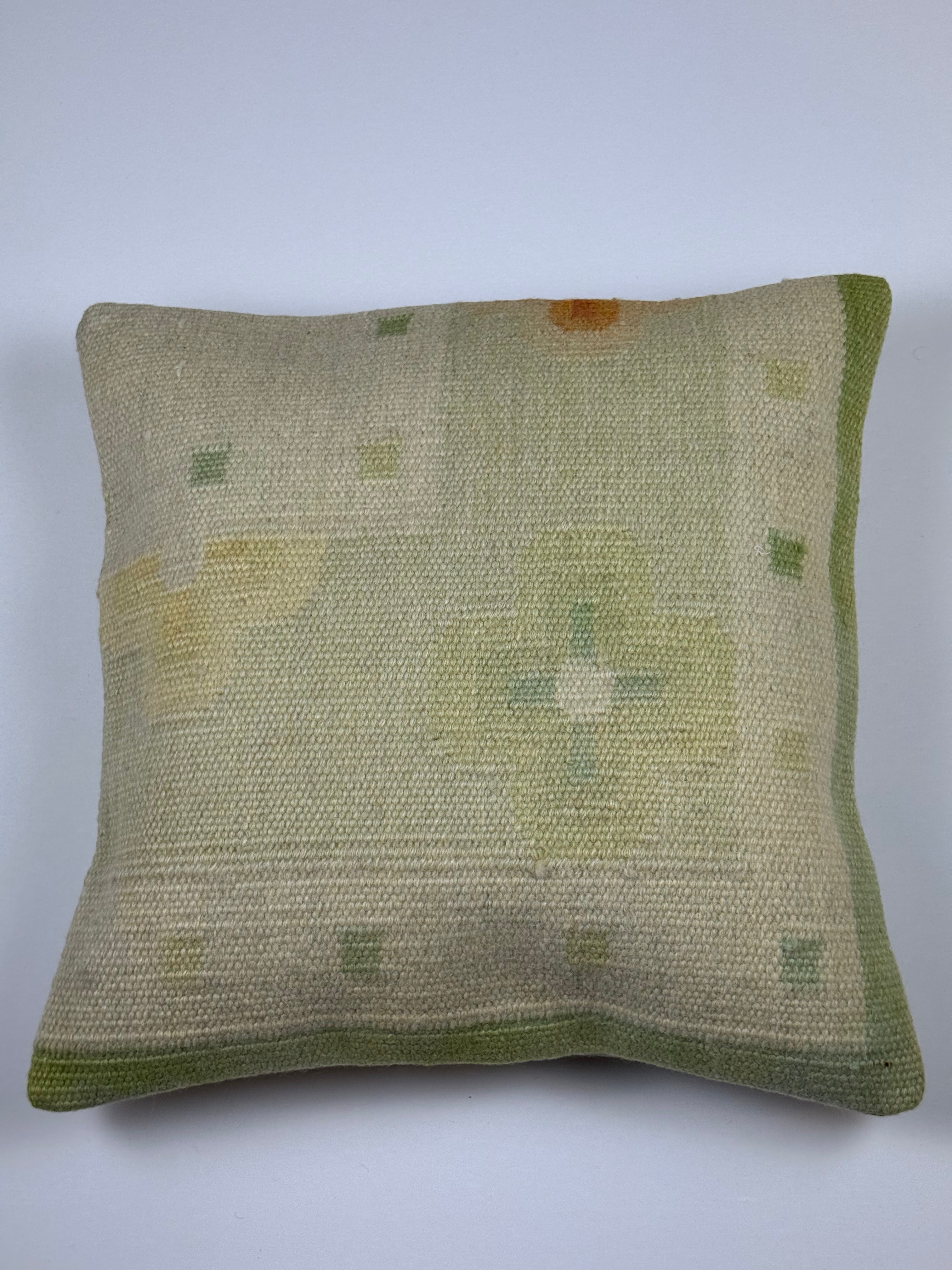 Kelim pudebetræk 50x50 i beige og grøn, håndsyet af vintage kelimtæppe
