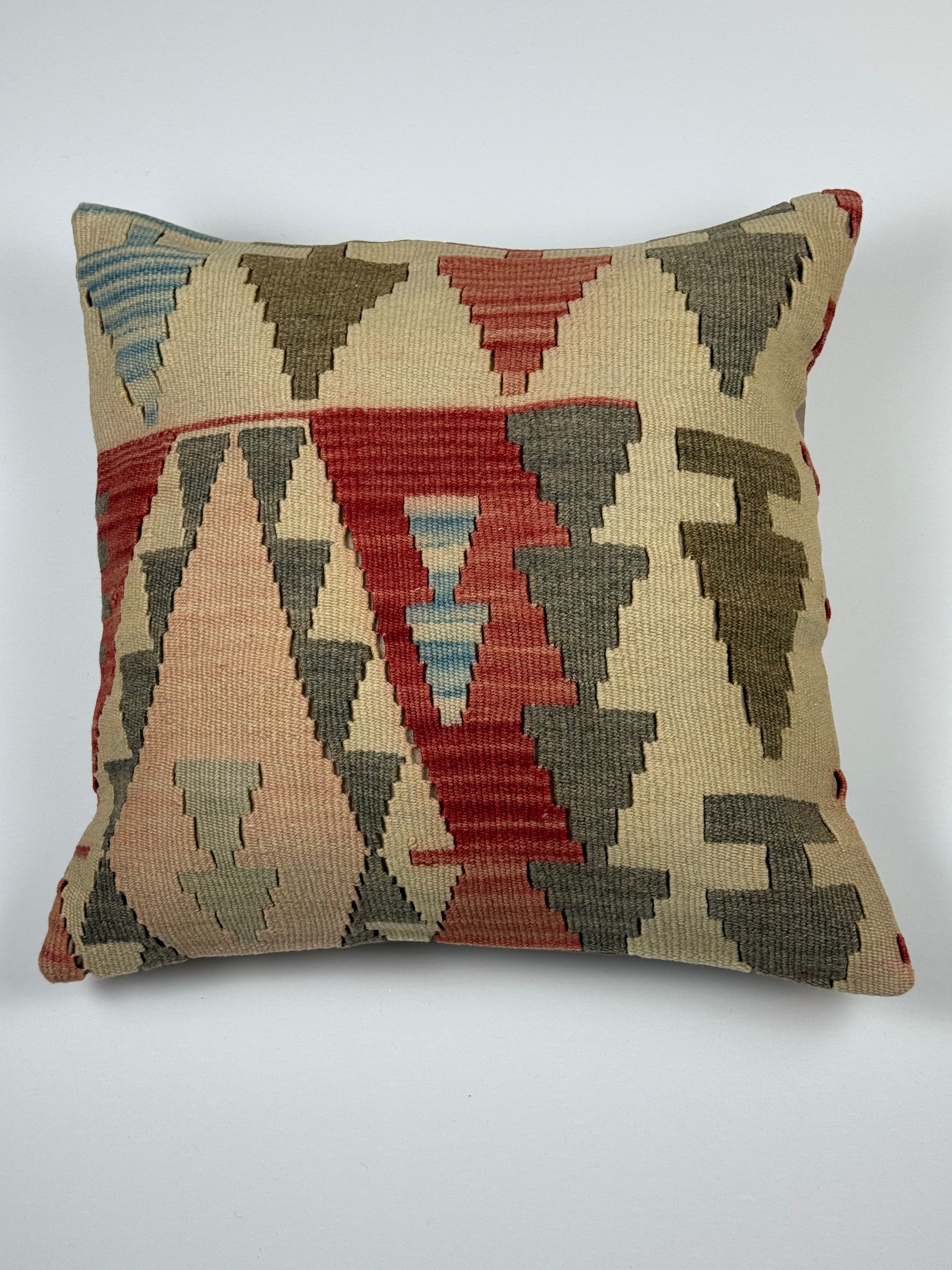 Kelim pudebetræk 50x50 i beige, rød og grå, håndsyet af vintage kelimtæppe
