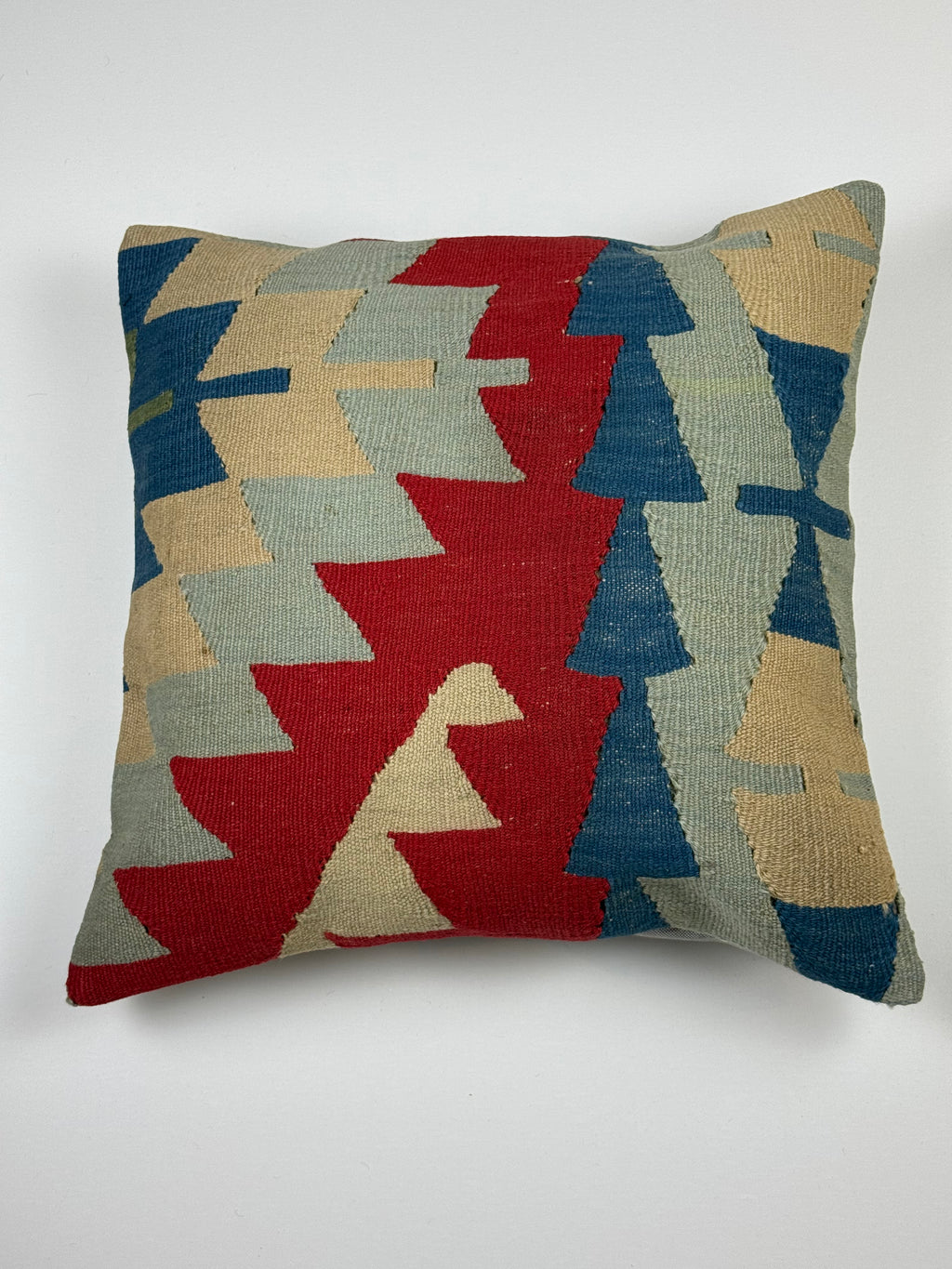Kelim pudebetræk 50x50 i beige, blå, rød og grøn håndsyet af vintage kelimtæppe
