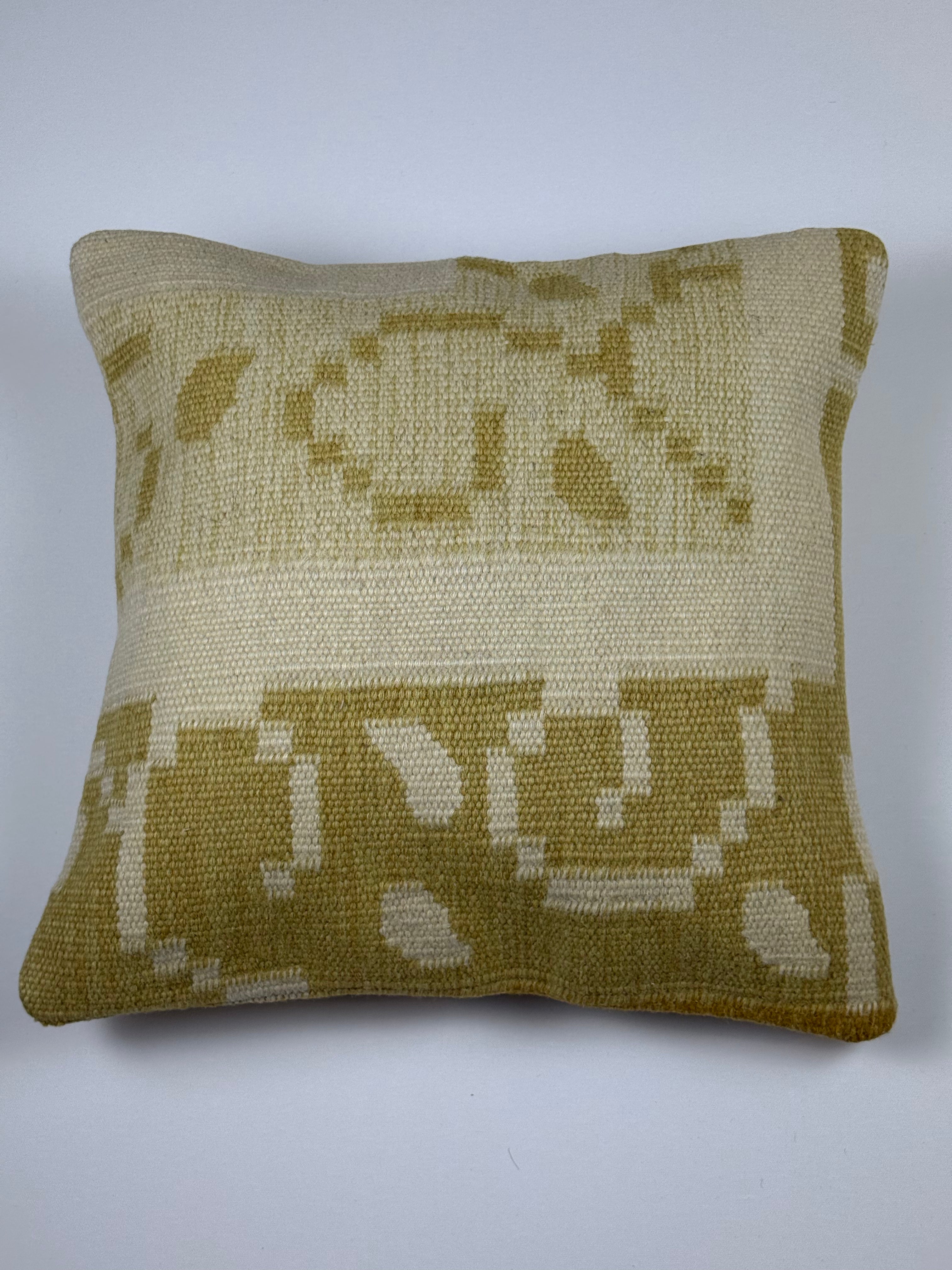 Kelim pudebetræk 50x50 i beige og gul, håndsyet af vintage kelimtæppe