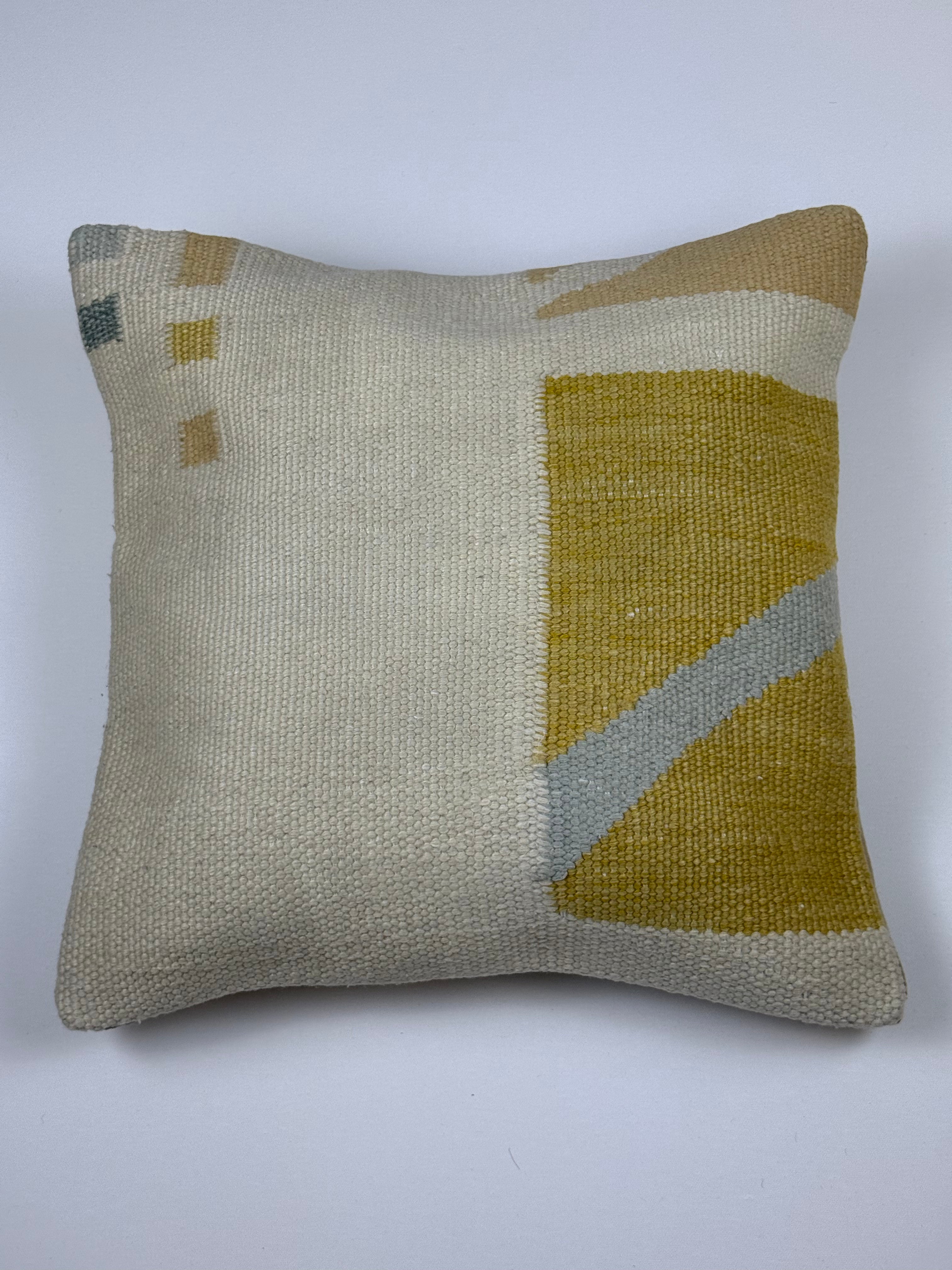 Kelim pudebetræk 50x50 i beige, gul og hvid, håndsyet af vintage kelimtæppe