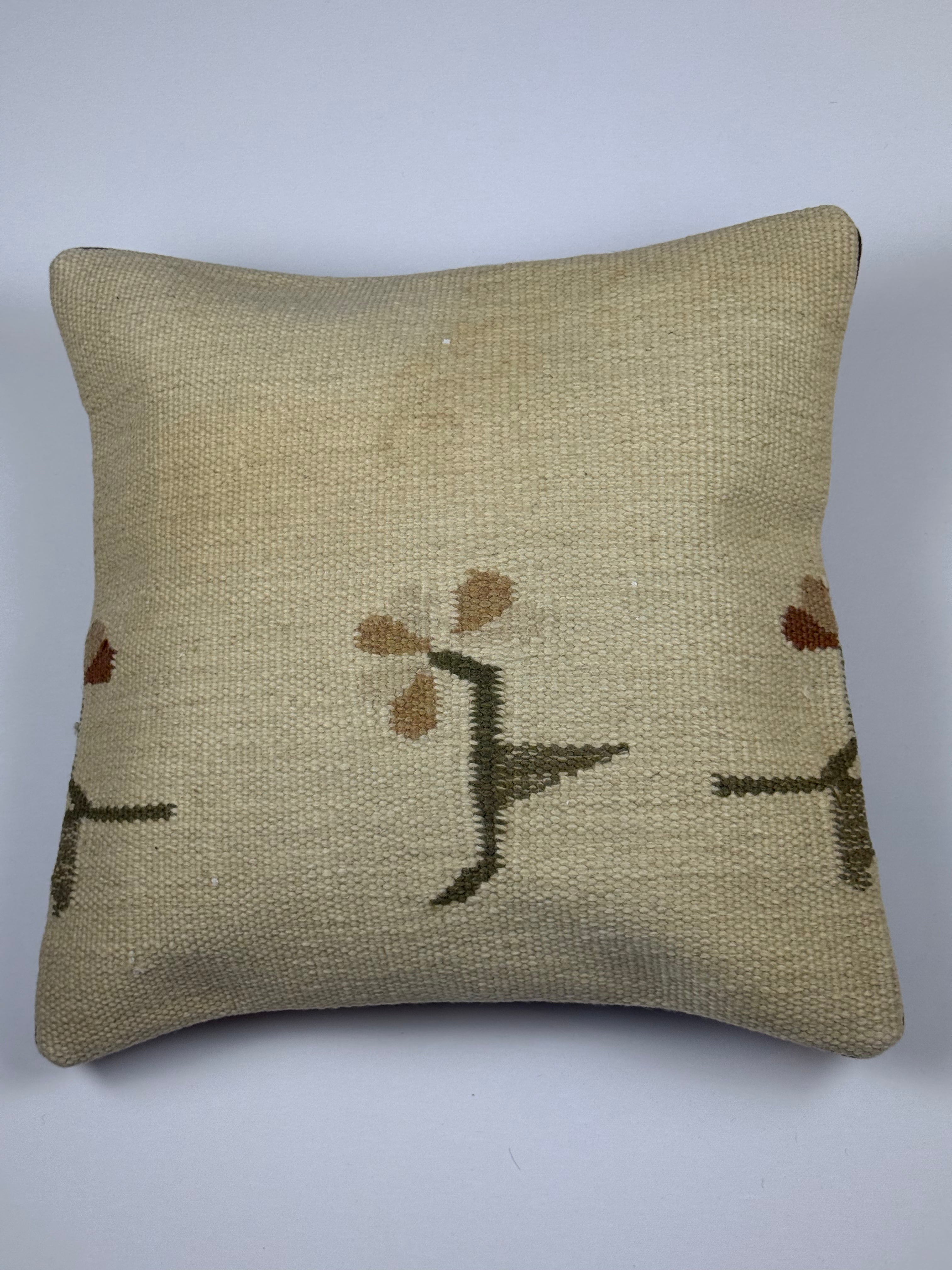 Kelim pudebetræk 50x50 i beige, grøn og brun, håndsyet af vintage kelimtæppe