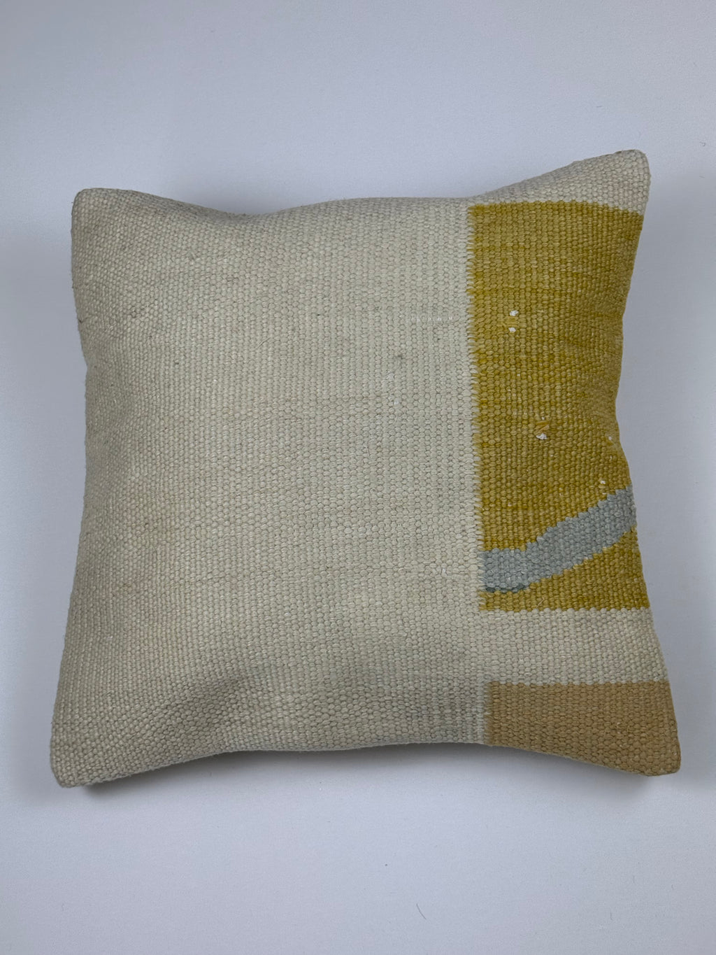 Kelim pudebetræk 50x50 i beige og gul, håndsyet af vintage kelimtæppe
