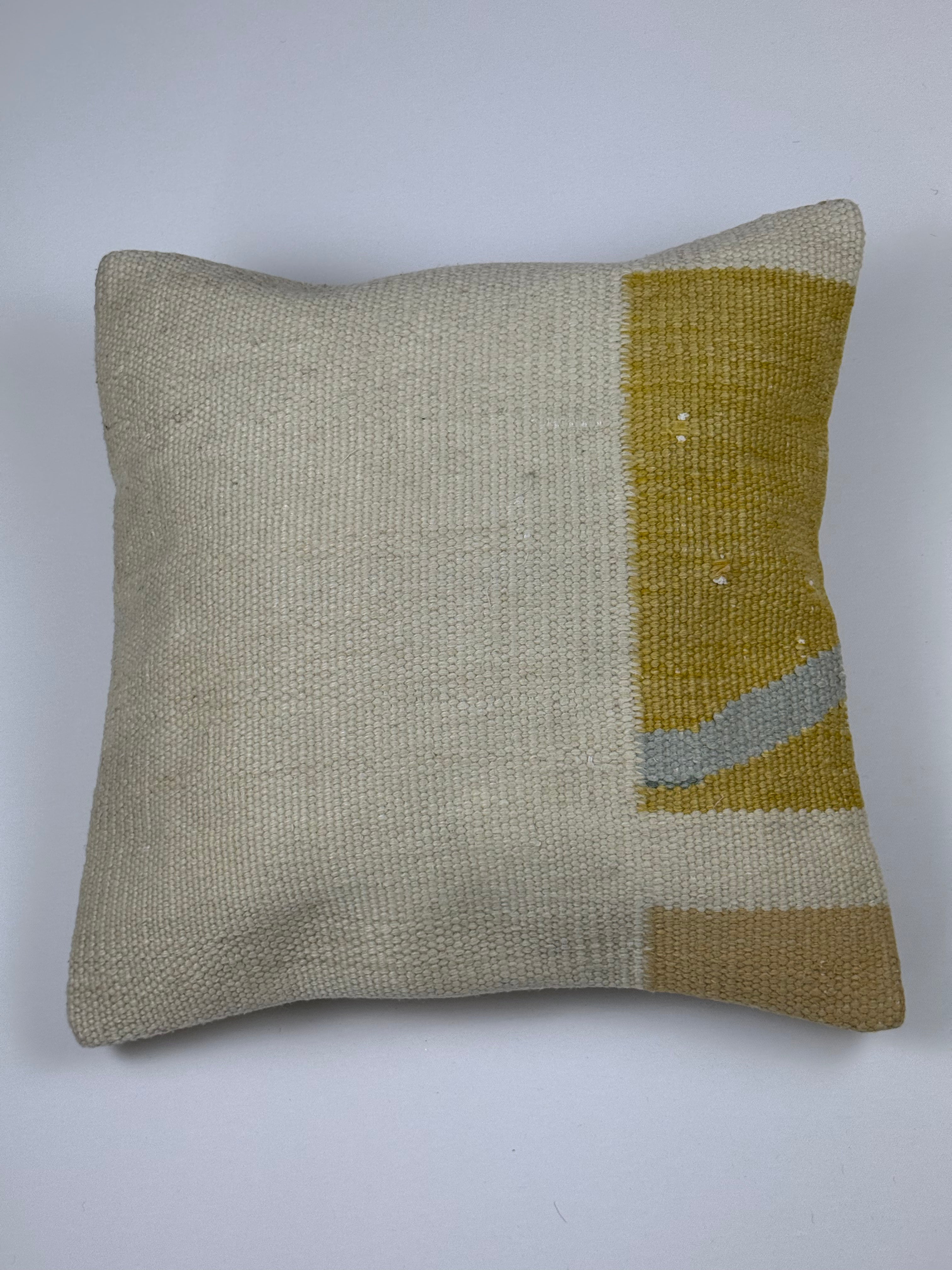 Kelim pudebetræk 50x50 i beige og gul, håndsyet af vintage kelimtæppe