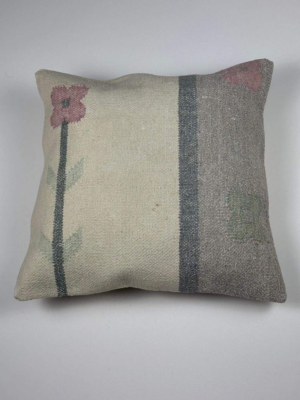 Kelim pudebetræk 50x50 i beige, grå og lyserød, håndsyet af vintage kelimtæppe