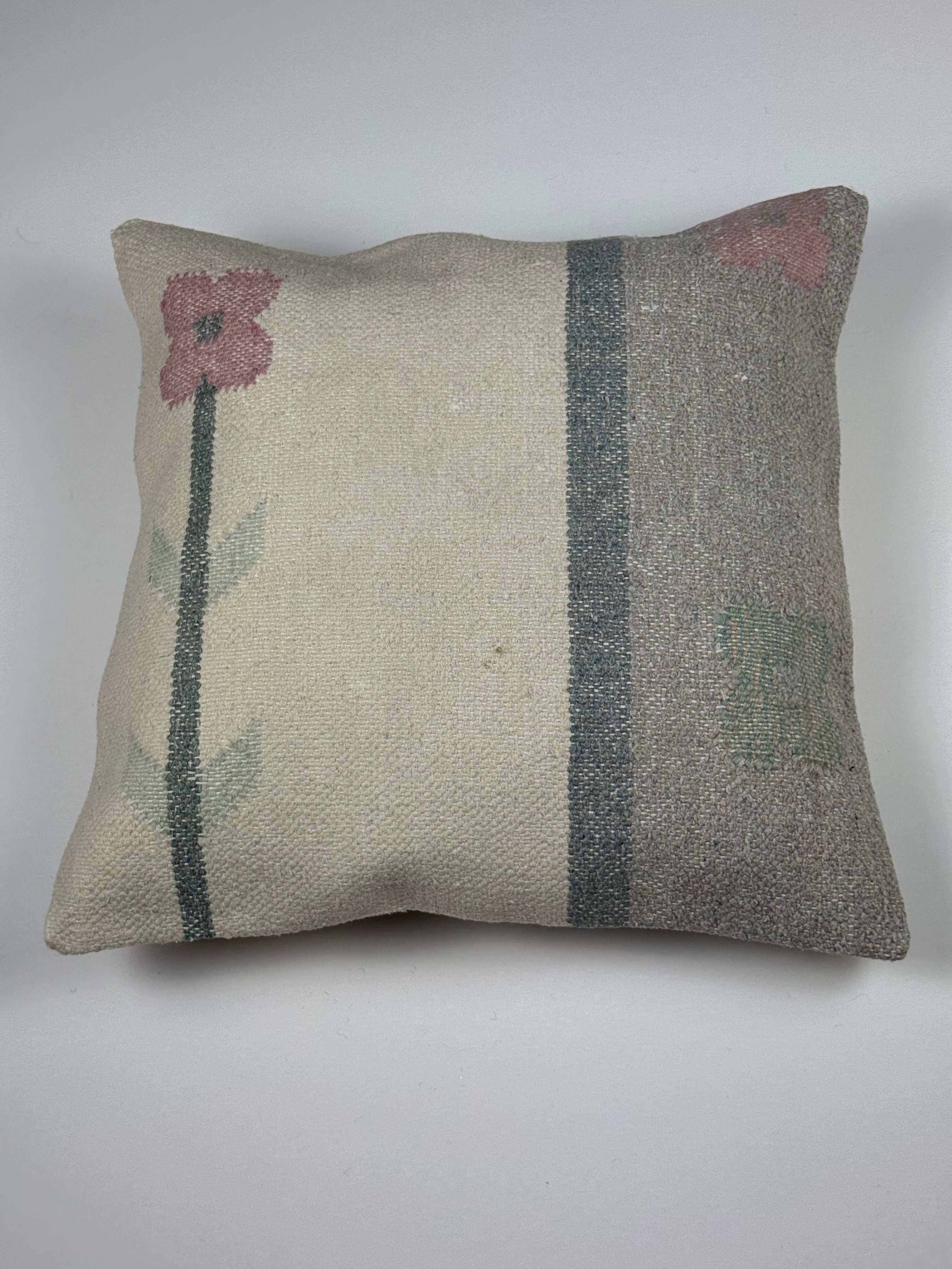 Kelim pudebetræk 50x50 i beige, grå og lyserød, håndsyet af vintage kelimtæppe