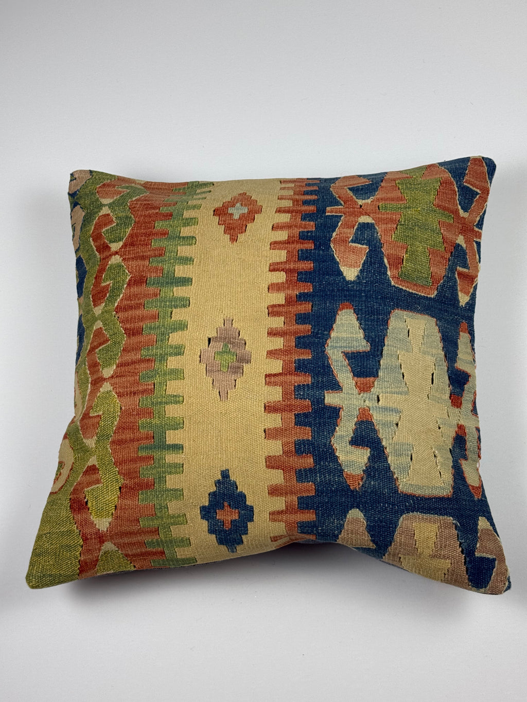 Kelim pudebetræk 50x50 i beige, blå, grøn, orange og rød, håndsyet af vintage kelimtæppe
