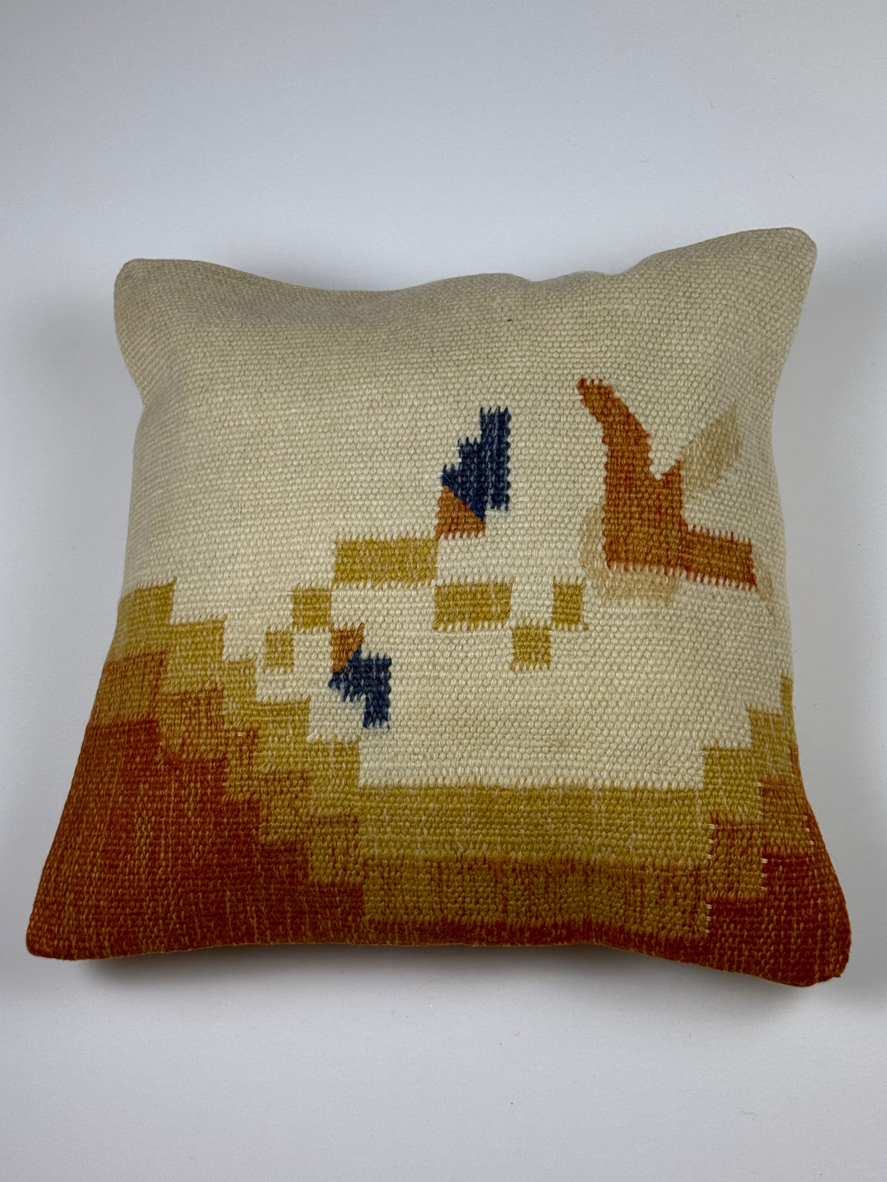 Kelim pudebetræk 50x50 i beige, gul og orange, håndsyet af vintage kelimtæppe
