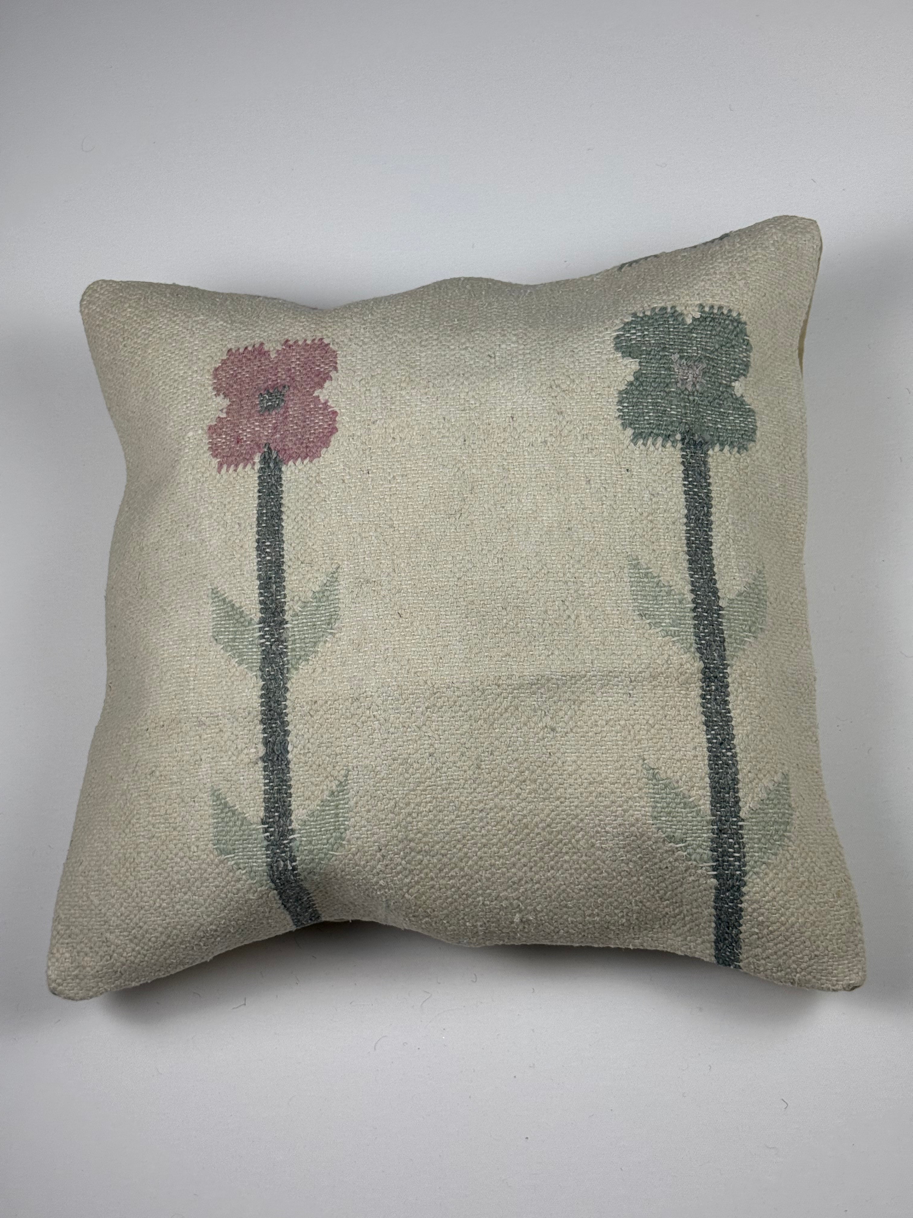 Kelim pudebetræk 50x50 i beige, grøn og lyserød, håndsyet af vintage kelimtæppe