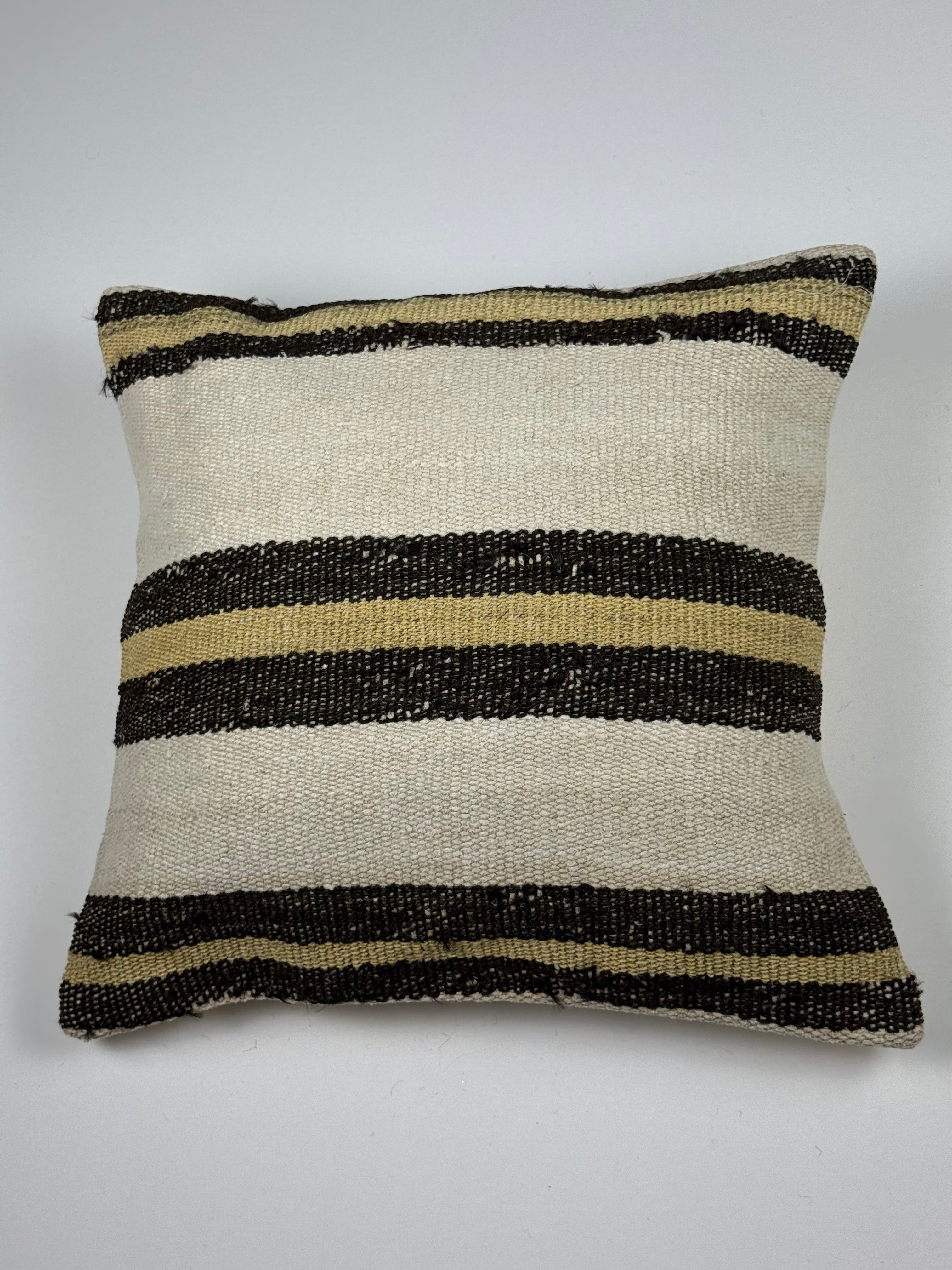 Kelim pudebetræk 50x50 i beige, gul og sorte striber, håndsyet af vintage kelimtæppe
