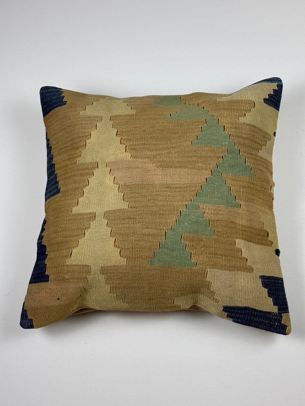 Kelim pudebetræk 50x50 i beige, brun, grøn og blå, håndsyet af vintage kelimtæppe
