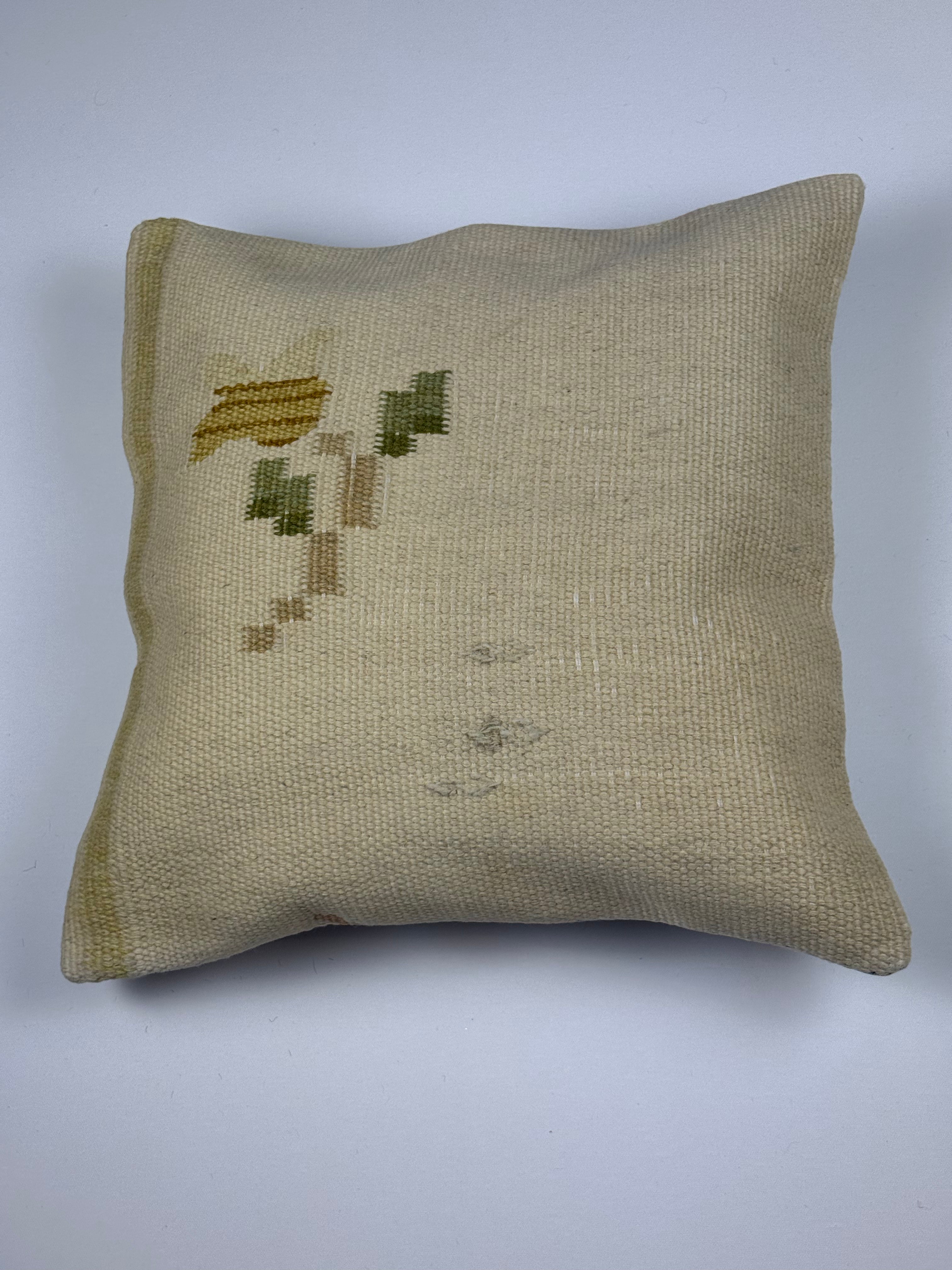 Kelim pudebetræk 50x50 i beige, håndsyet af vintage kelimtæppe