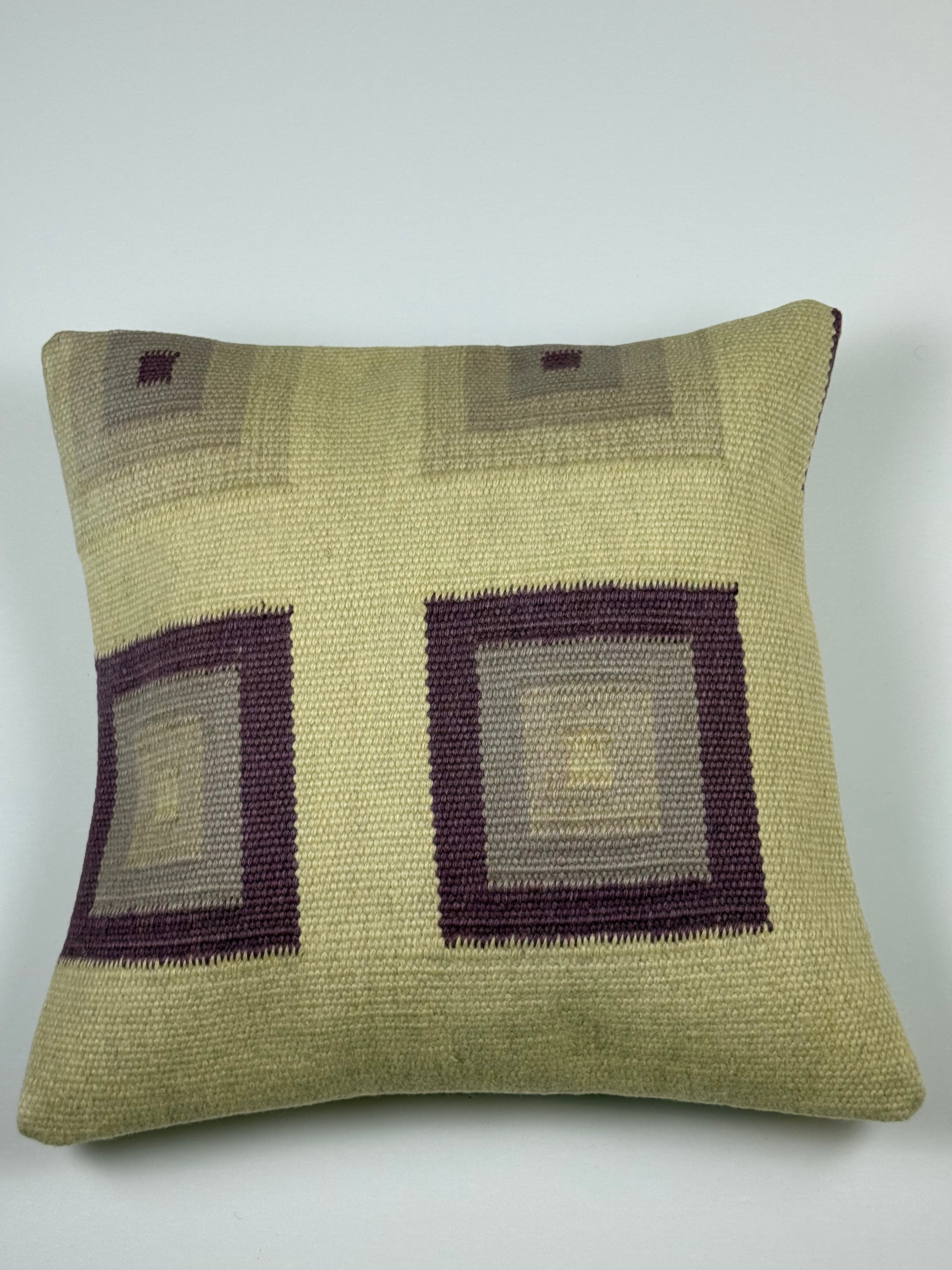 Kelim pudebetræk 50x50 i beige, sand og lilla. Håndsyet af vintage kelimtæppe
