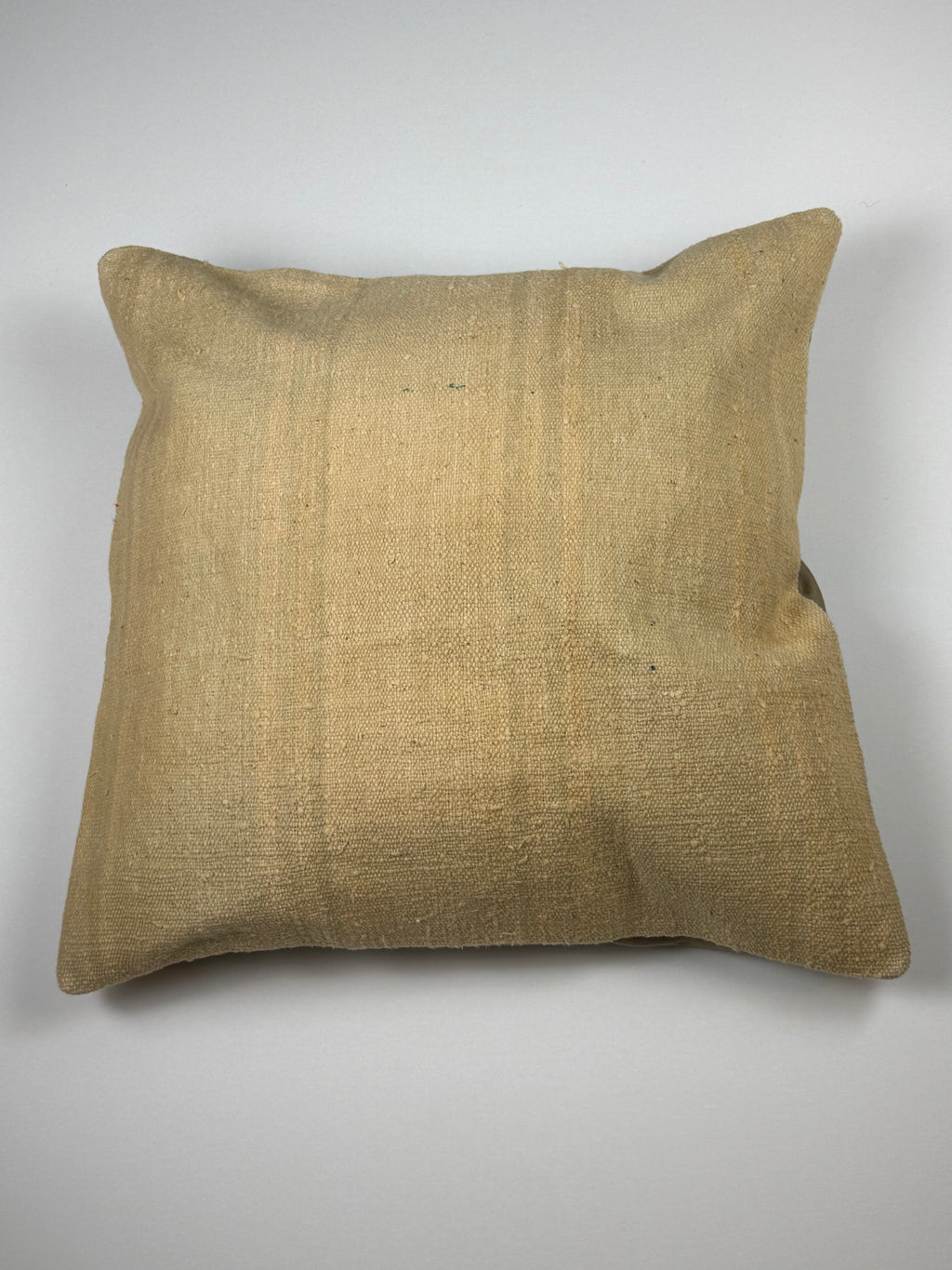 Kelim pudebetræk 60x60 i beige med gul nuance, håndsyet af vintage kelimtæppe
