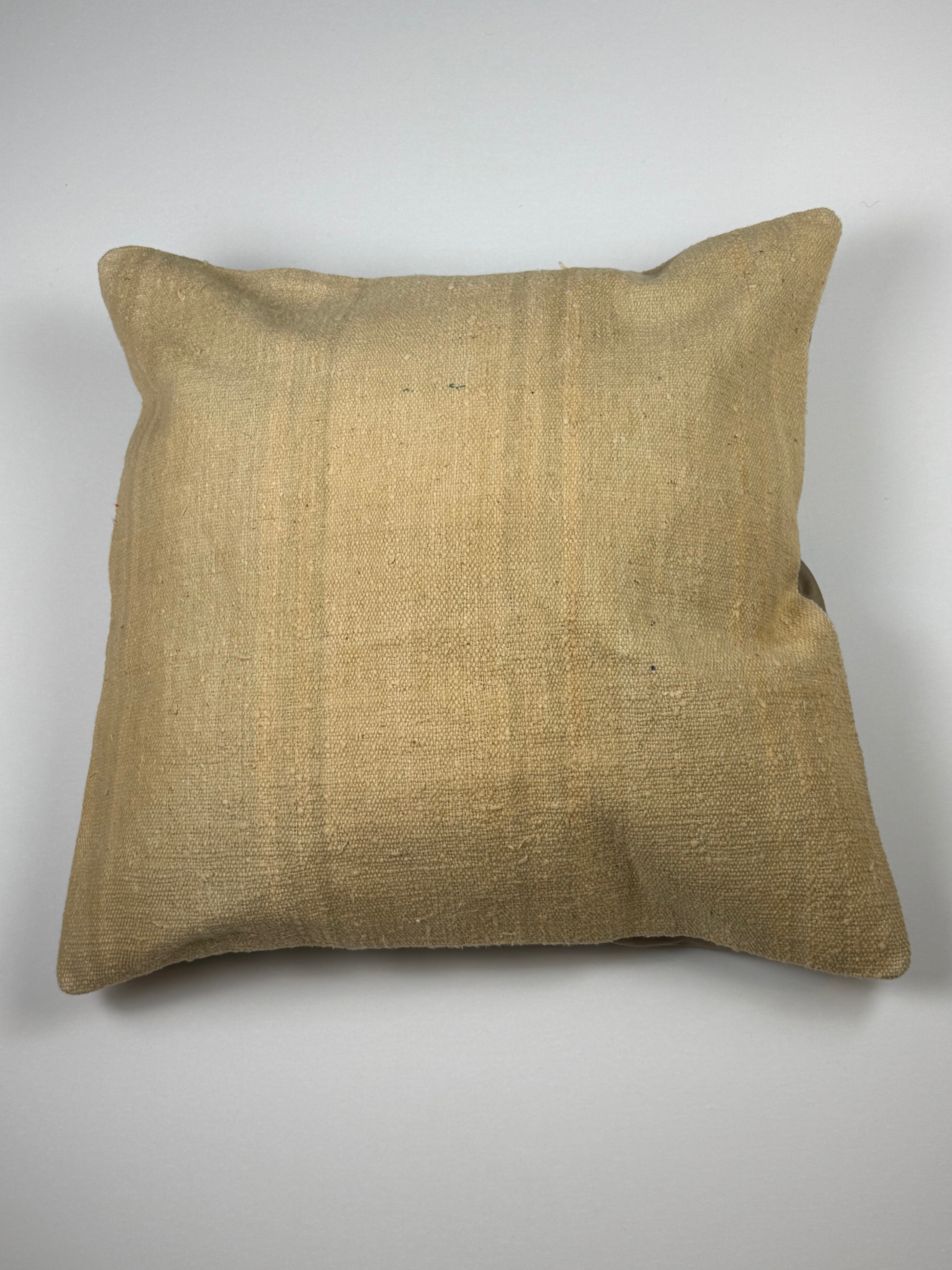 Kelim pudebetræk 60x60 i beige med gul nuance, håndsyet af vintage kelimtæppe
