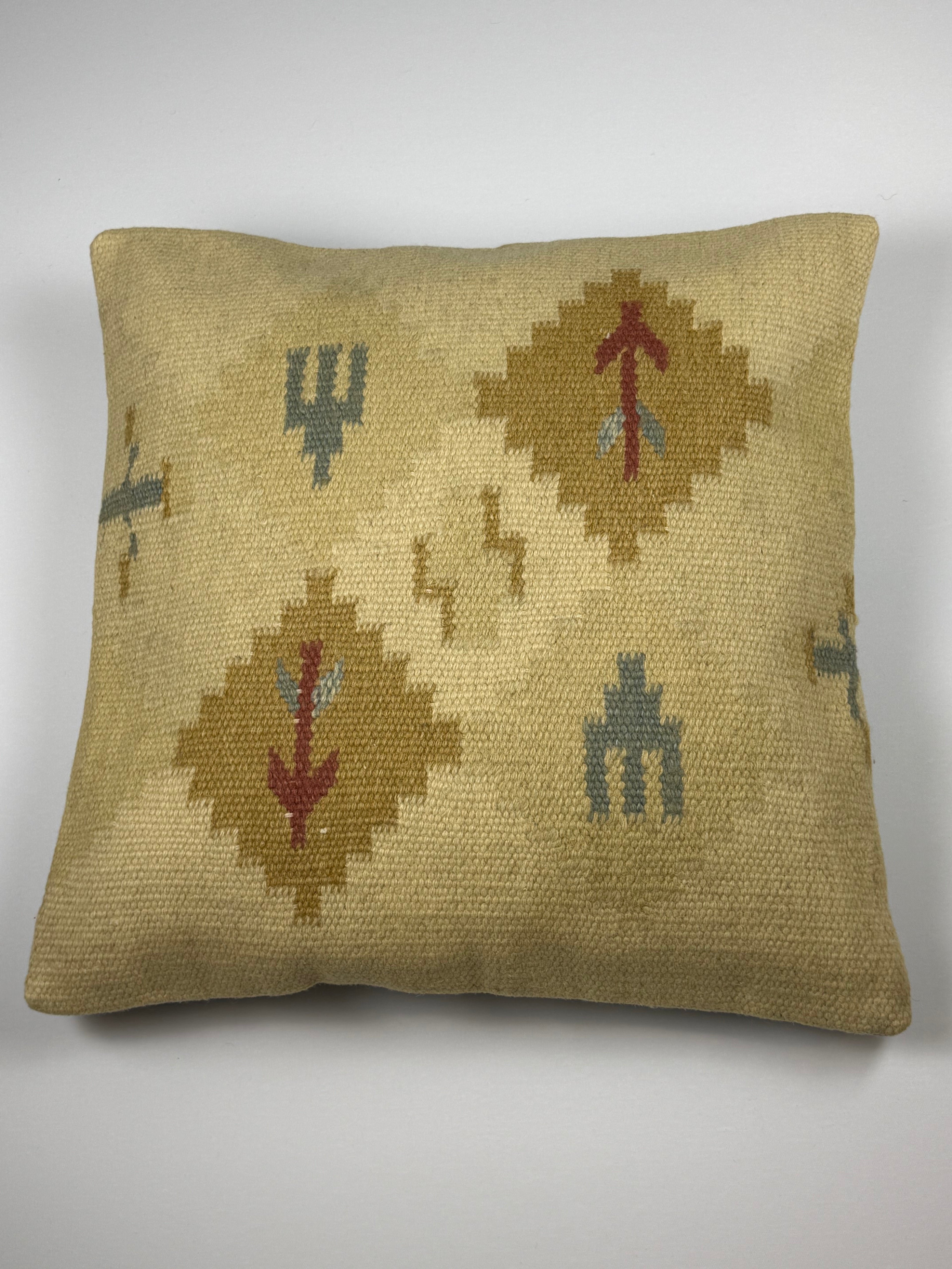 Kelim pudebetræk 60x60 i beige og brun, håndsyet af vintage kelimtæppe
