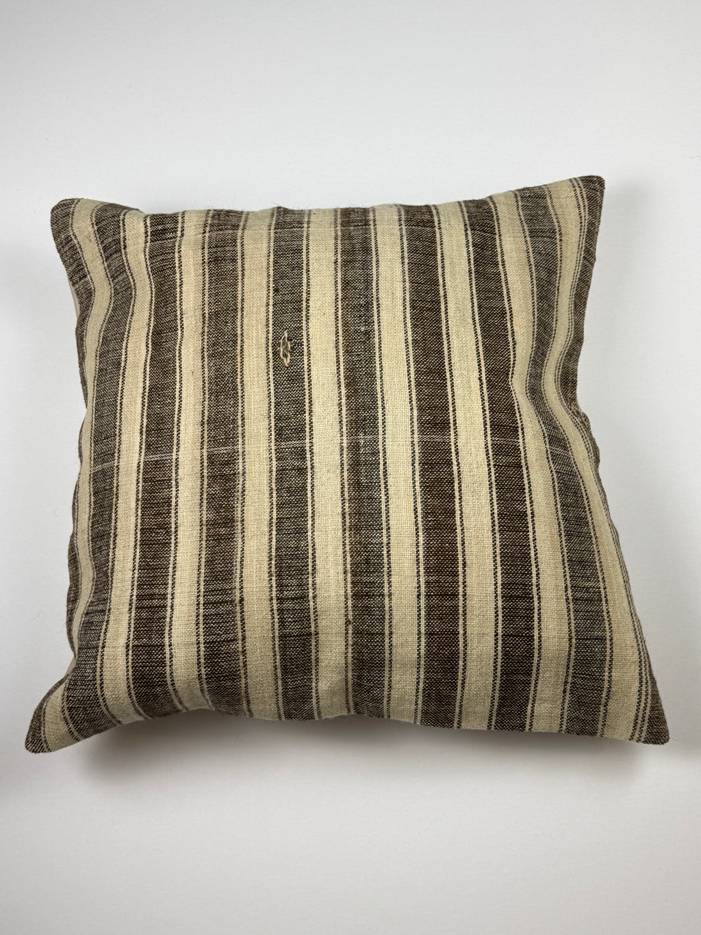 Kelim pudebetræk 60x60 i beige og brune striber, håndsyet af vintage kelimtæppe
