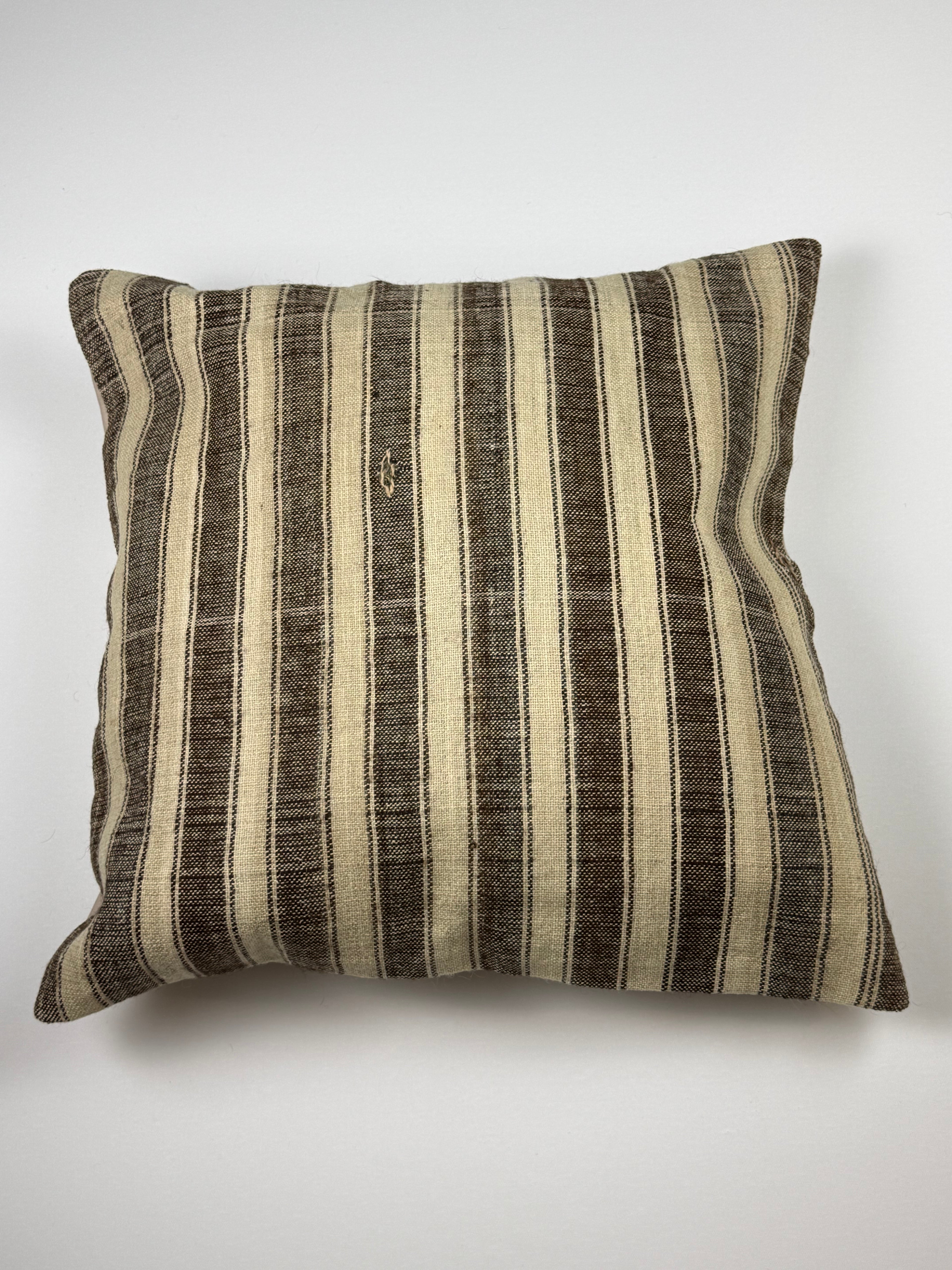 Kelim pudebetræk 60x60 i beige og brune striber, håndsyet af vintage kelimtæppe
