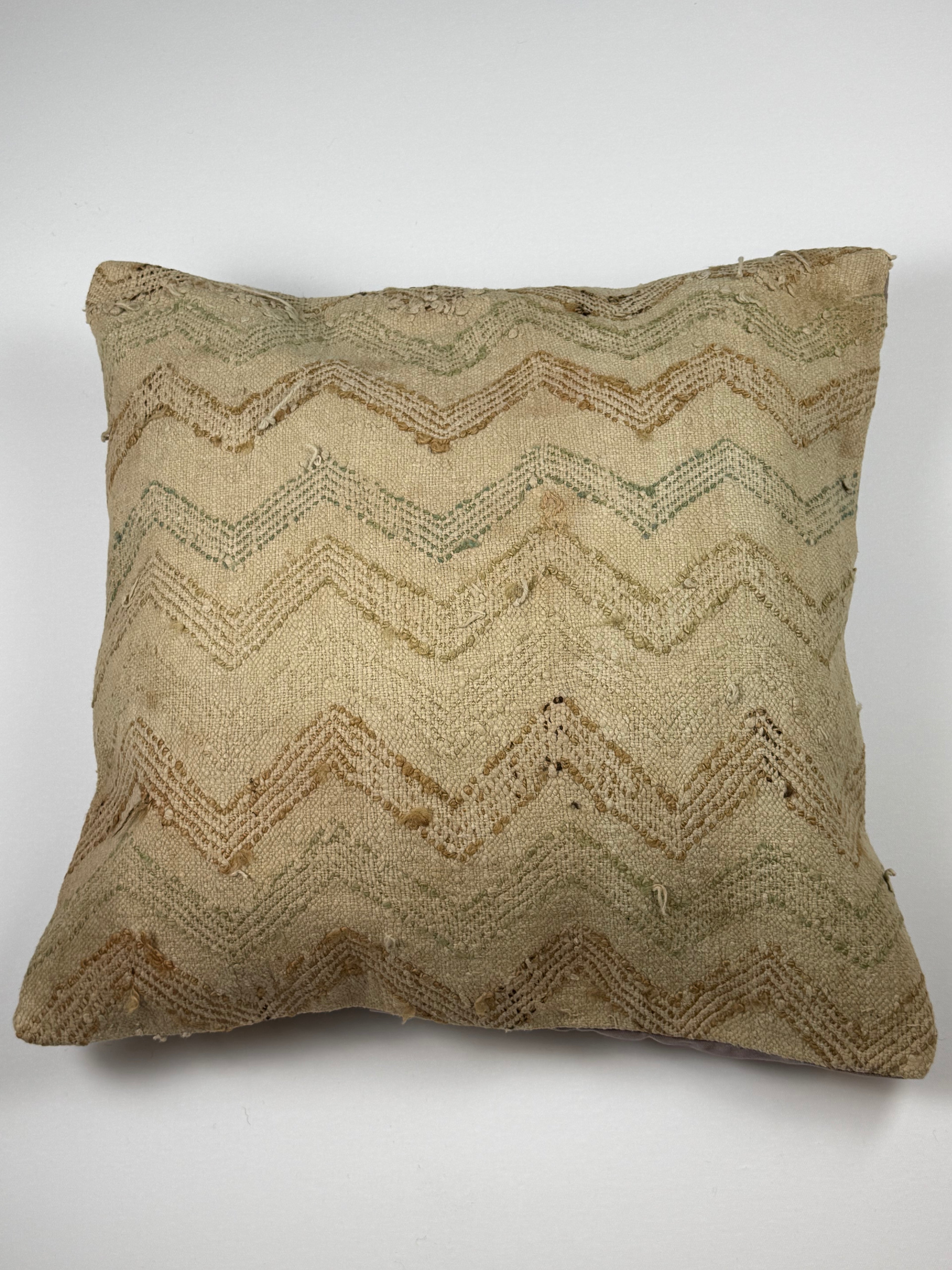 Kelim pudebetræk 60x60 i beige, brun, grøn og grå, håndsyet af vintage kelimtæppe
