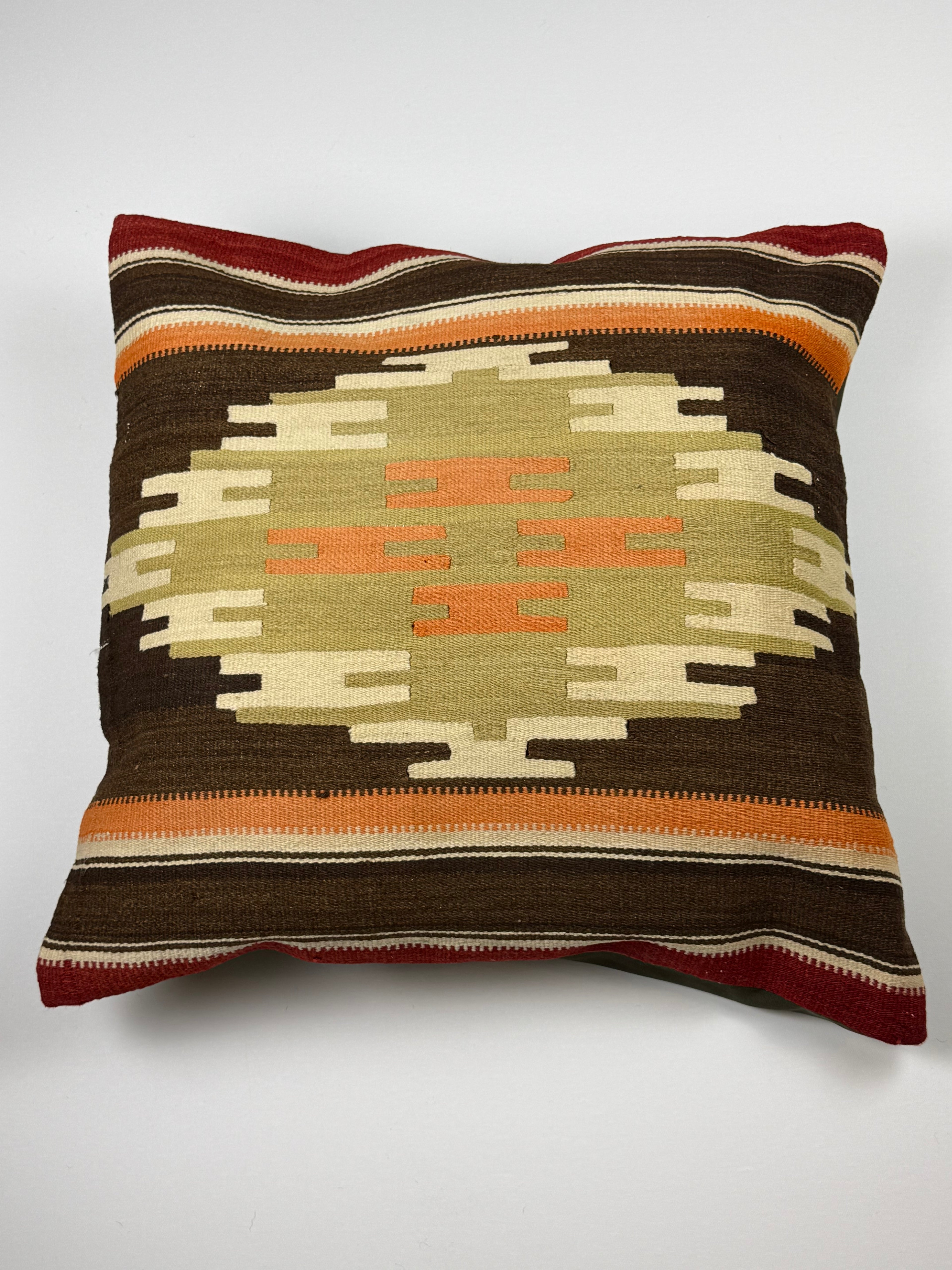 Kelim pudebetræk 60x60 i brun, grøn og orange, håndsyet af vintage kelimtæppe
