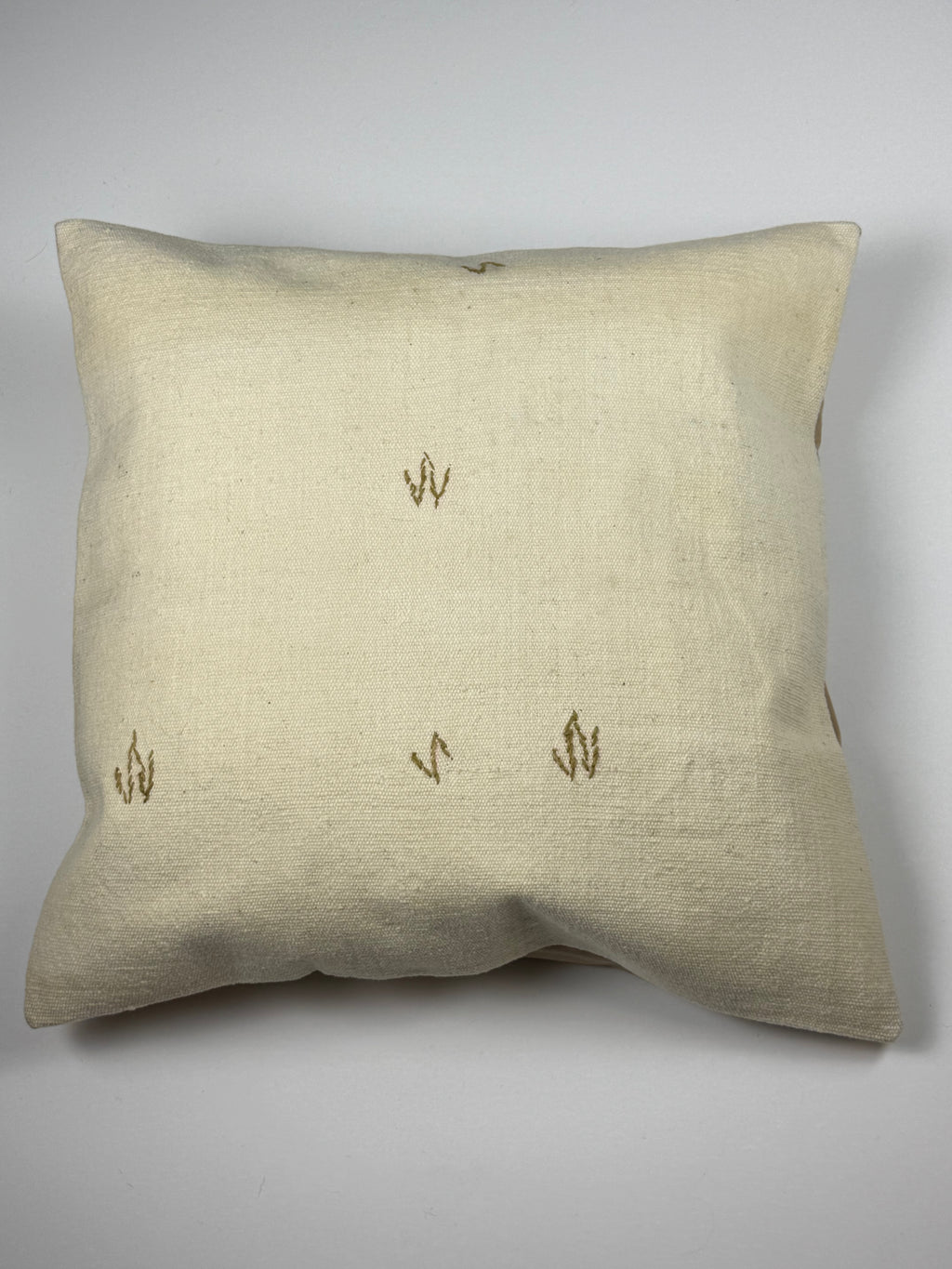Kelim pudebetræk 60x60 i beige, håndsyet af vintage kelimtæppe
