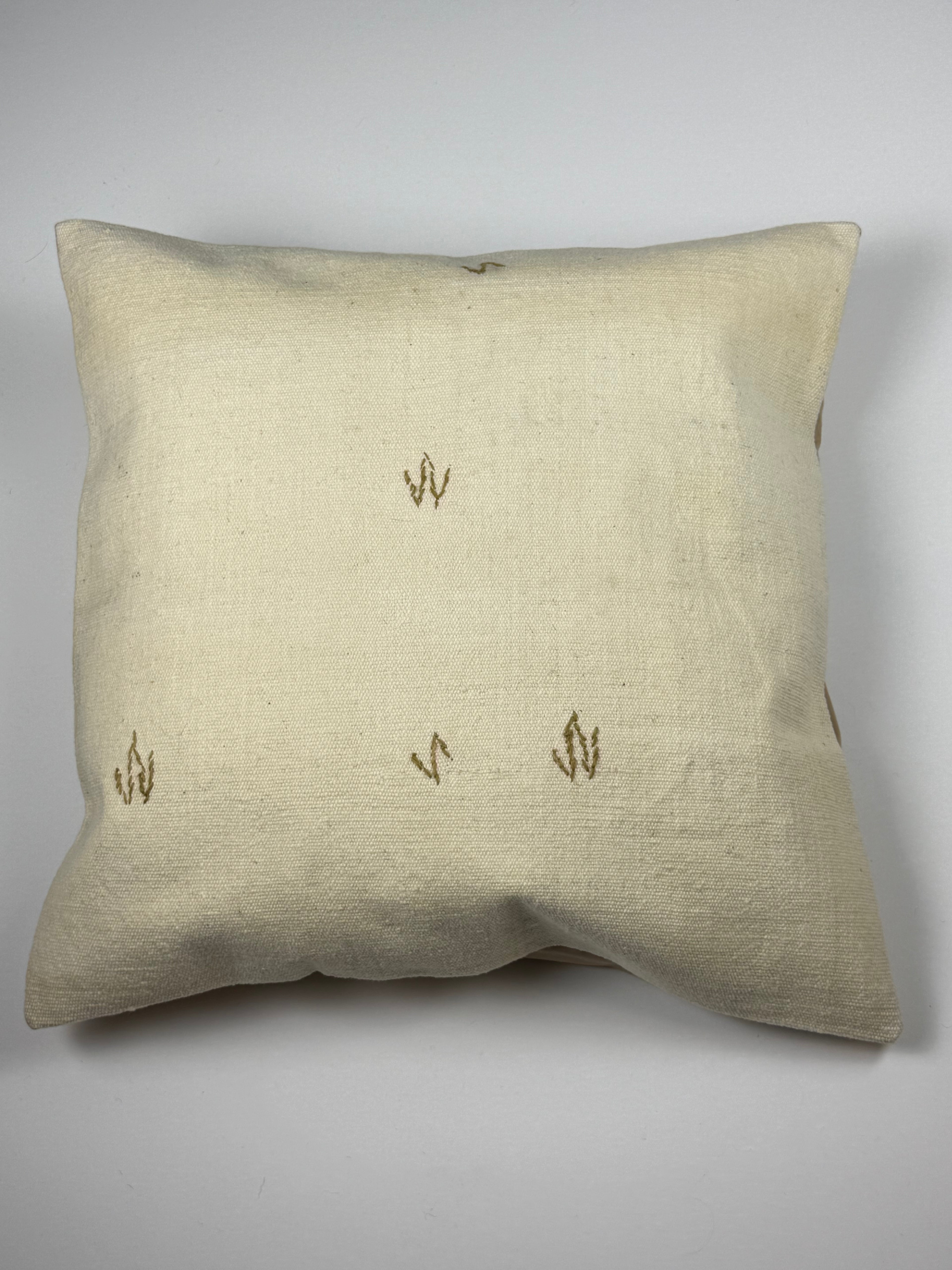 Kelim pudebetræk 60x60 i beige, håndsyet af vintage kelimtæppe
