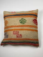 Kelim pudebetræk 60x60 i beige, orange og rød, håndsyet af vintage kelimtæppe
