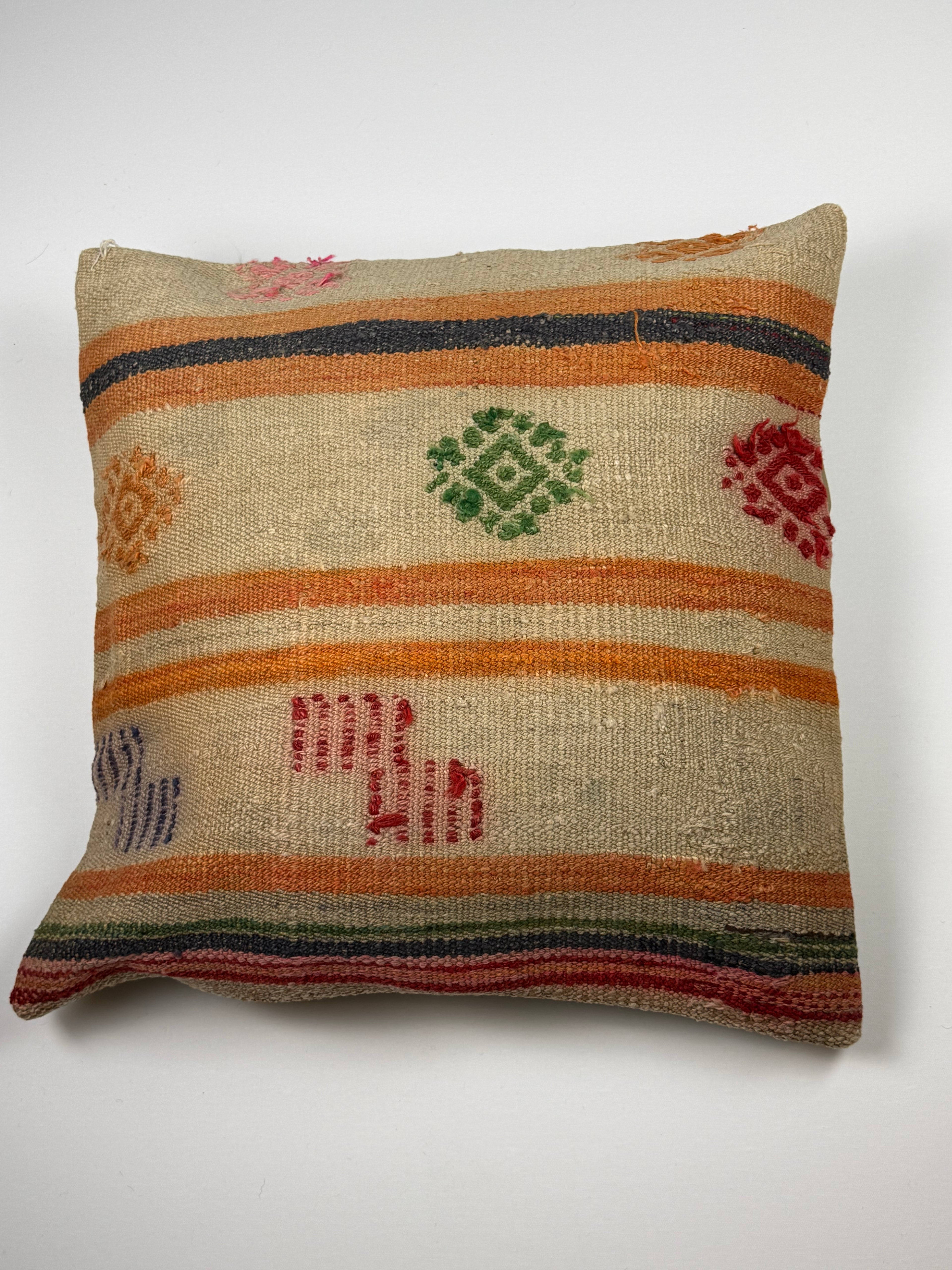 Kelim pudebetræk 60x60 i beige, orange og rød, håndsyet af vintage kelimtæppe
