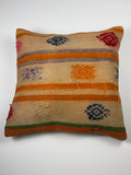 Kelim pudebetræk 60x60 i beige, orange og blå, håndsyet af vintage kelimtæppe
