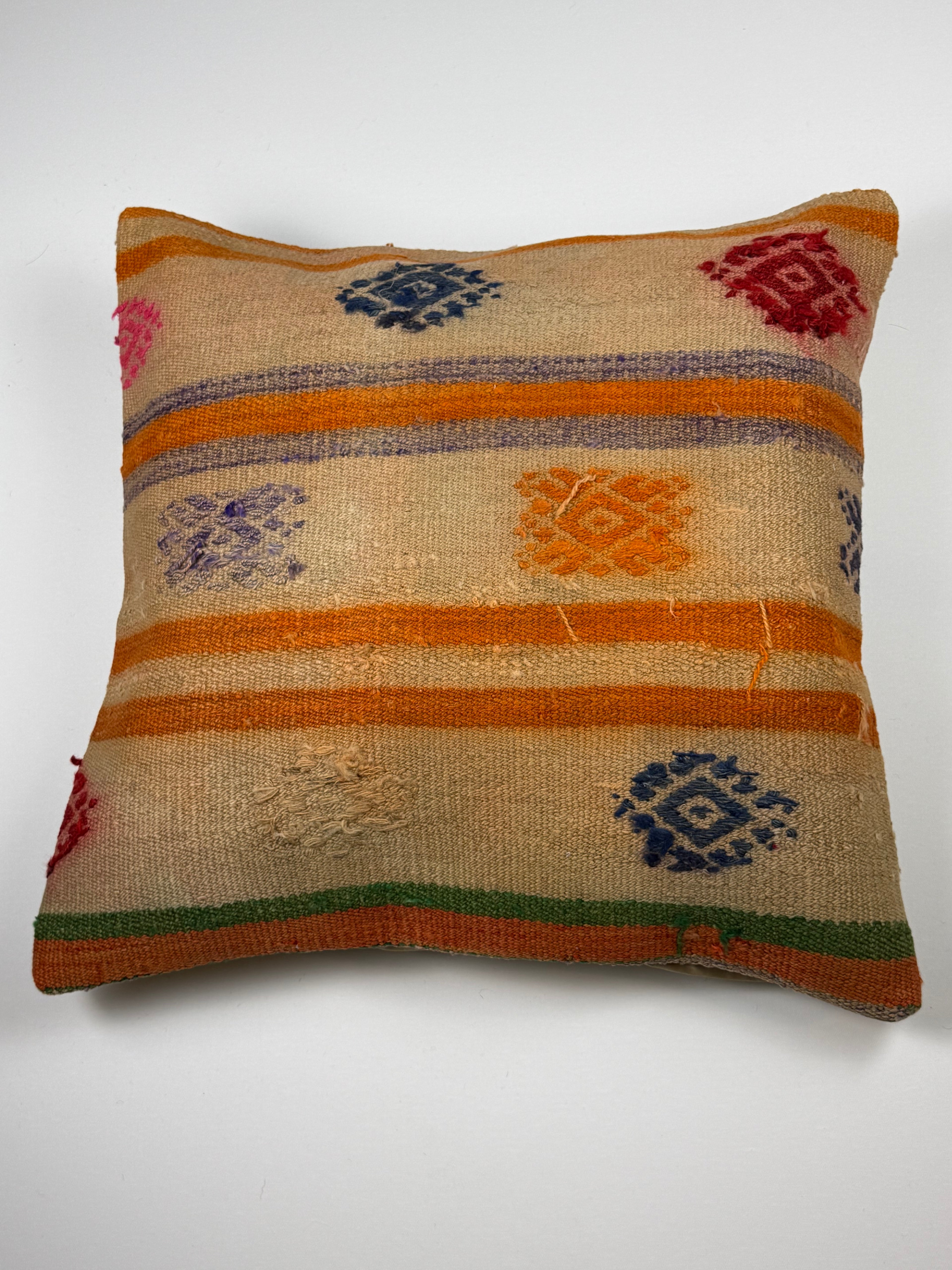 Kelim pudebetræk 60x60 i beige, orange og blå, håndsyet af vintage kelimtæppe

