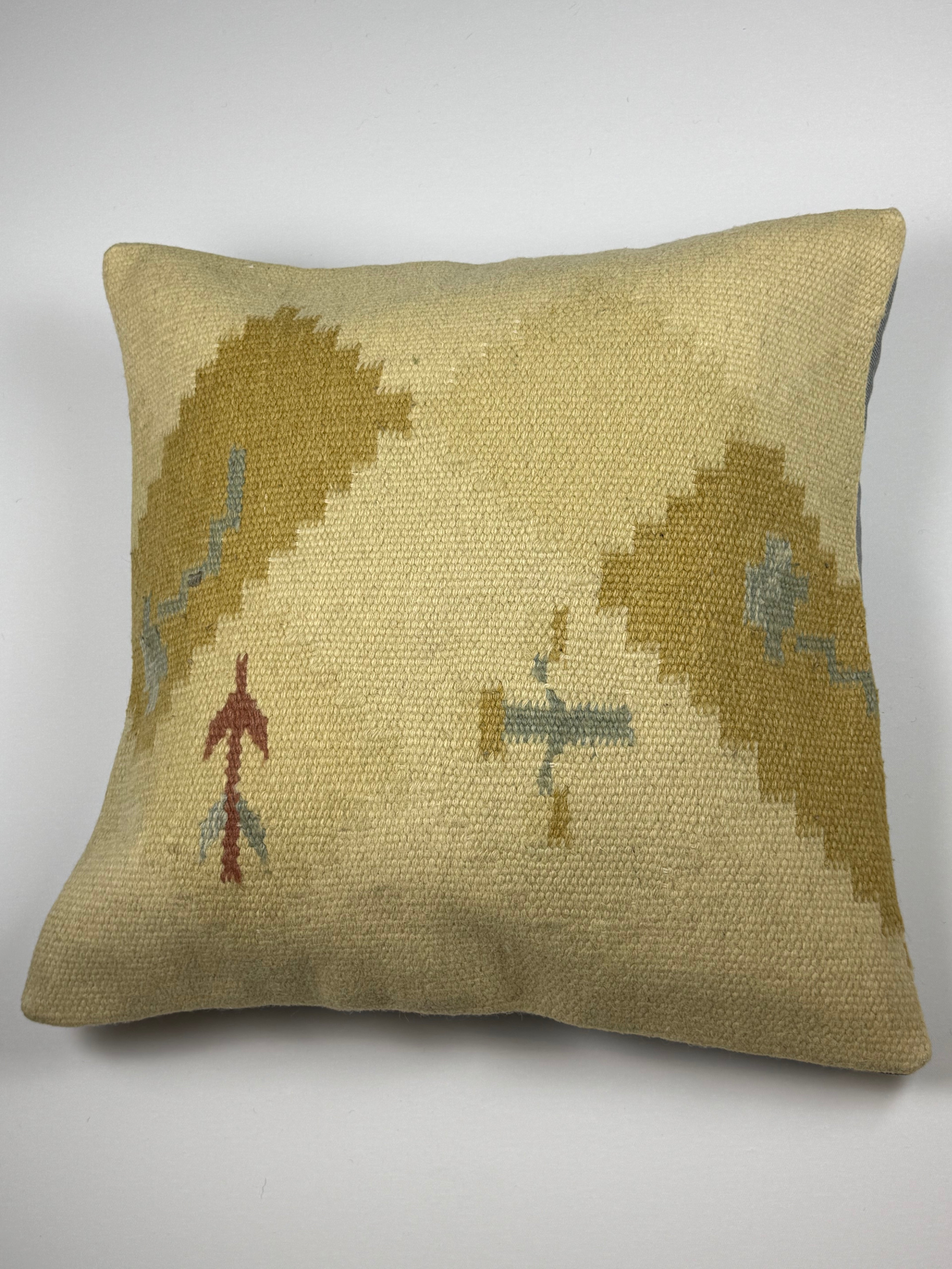 Kelim pudebetræk 60x60 i beige og gul, håndsyet af vintage kelimtæppe