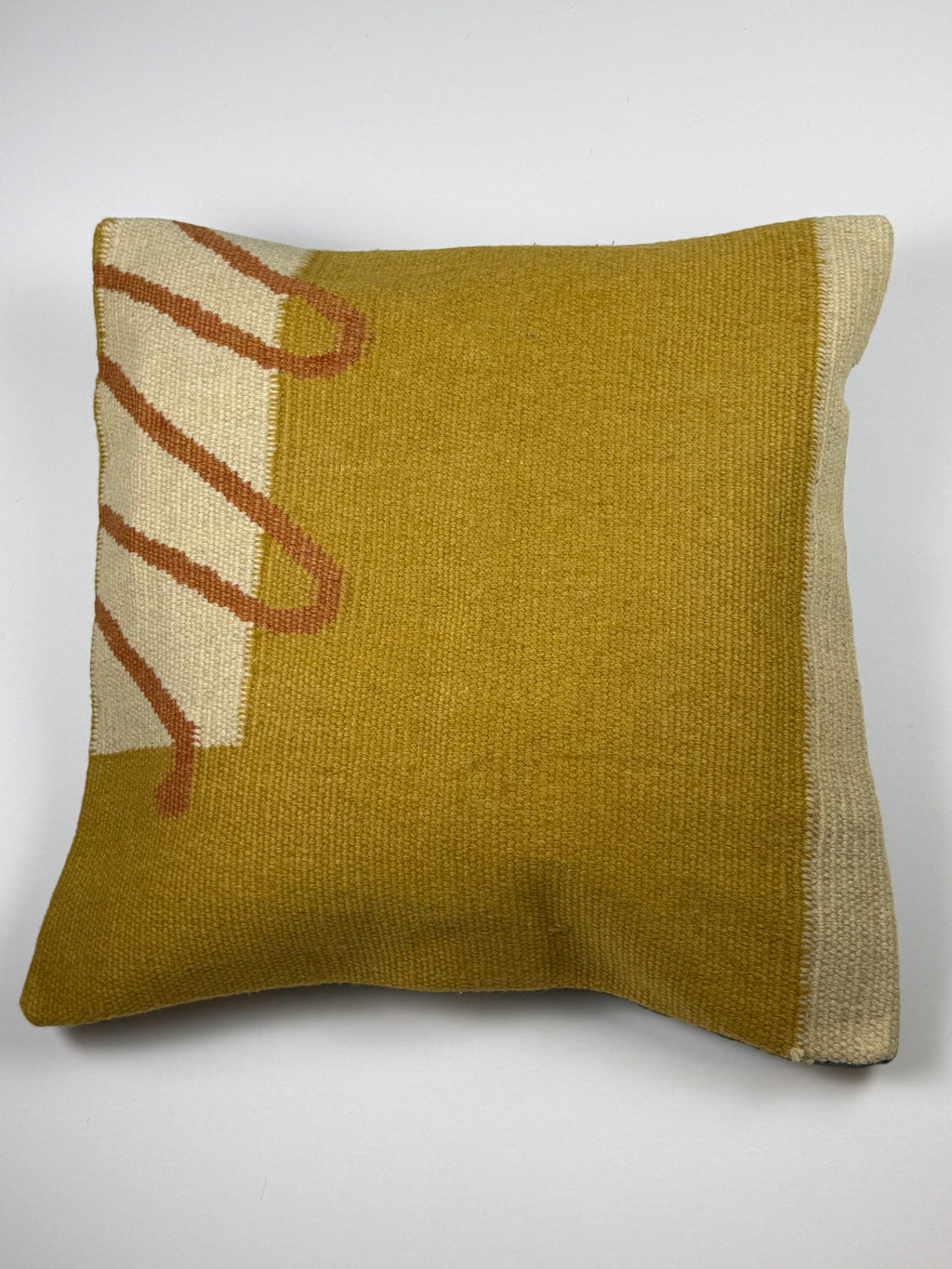 Kelim pudebetræk 60x60 i beige og gul, håndsyet af vintage kelimtæppe