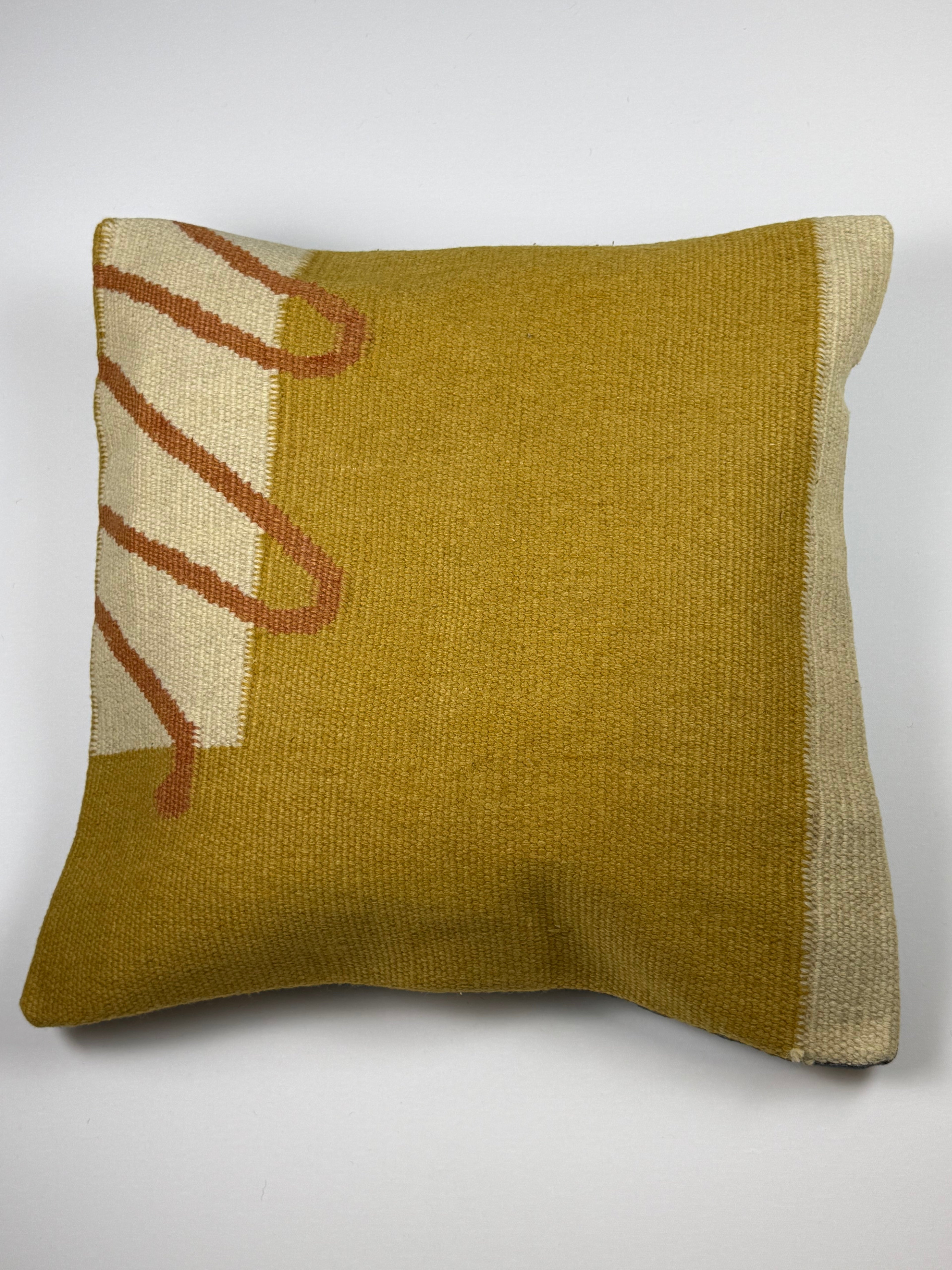 Kelim pudebetræk 60x60 i beige og gul, håndsyet af vintage kelimtæppe
