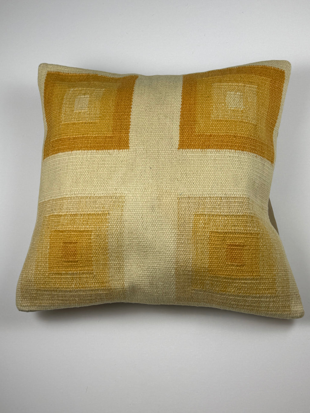Kelim pudebetræk 60x60 i beige og gul, håndsyet af vintage kelimtæppe