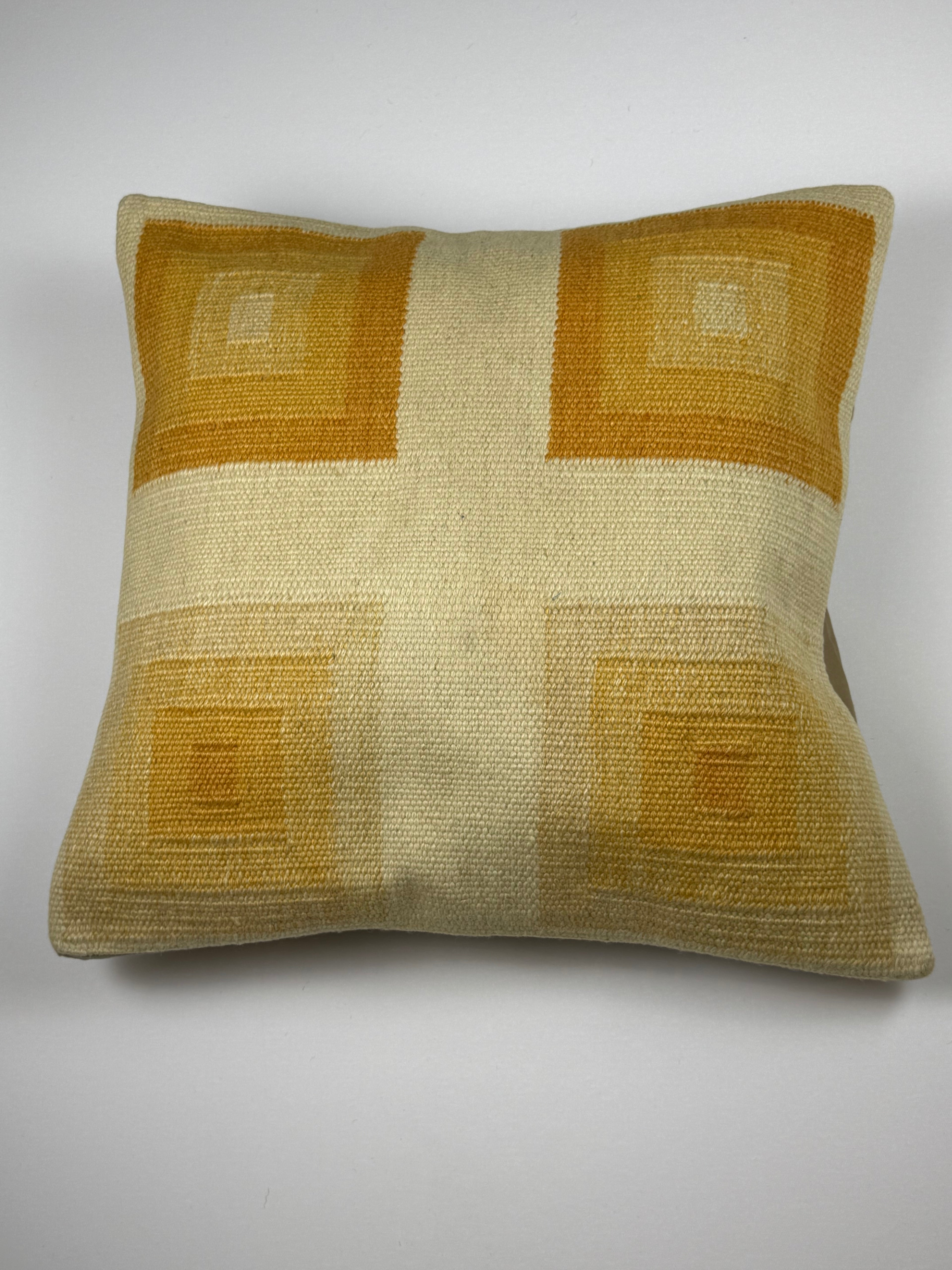 Kelim pudebetræk 60x60 i beige og gul, håndsyet af vintage kelimtæppe