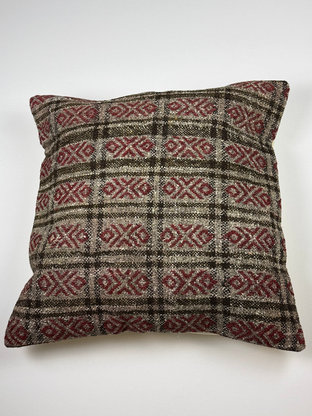 Kelim pudebetræk 60x60 i grå med smukt rødt mønster, håndsyet af vintage kelimtæppe
