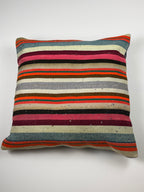 Kelim pudebetræk 60x60 i lyserød, orange, beige og grå, håndsyet af vintage kelimtæppe
