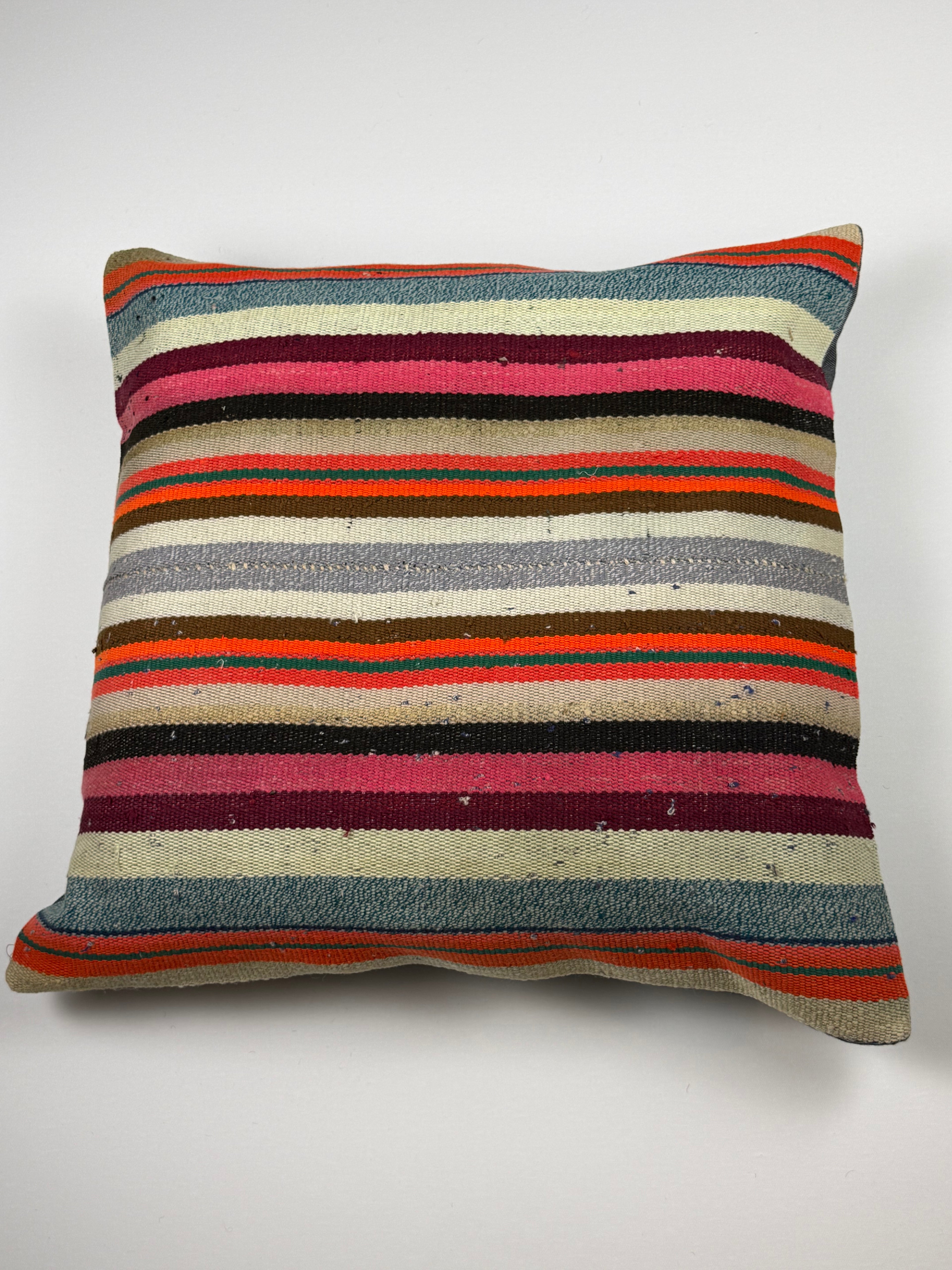 Kelim pudebetræk 60x60 i lyserød, orange, beige og grå, håndsyet af vintage kelimtæppe
