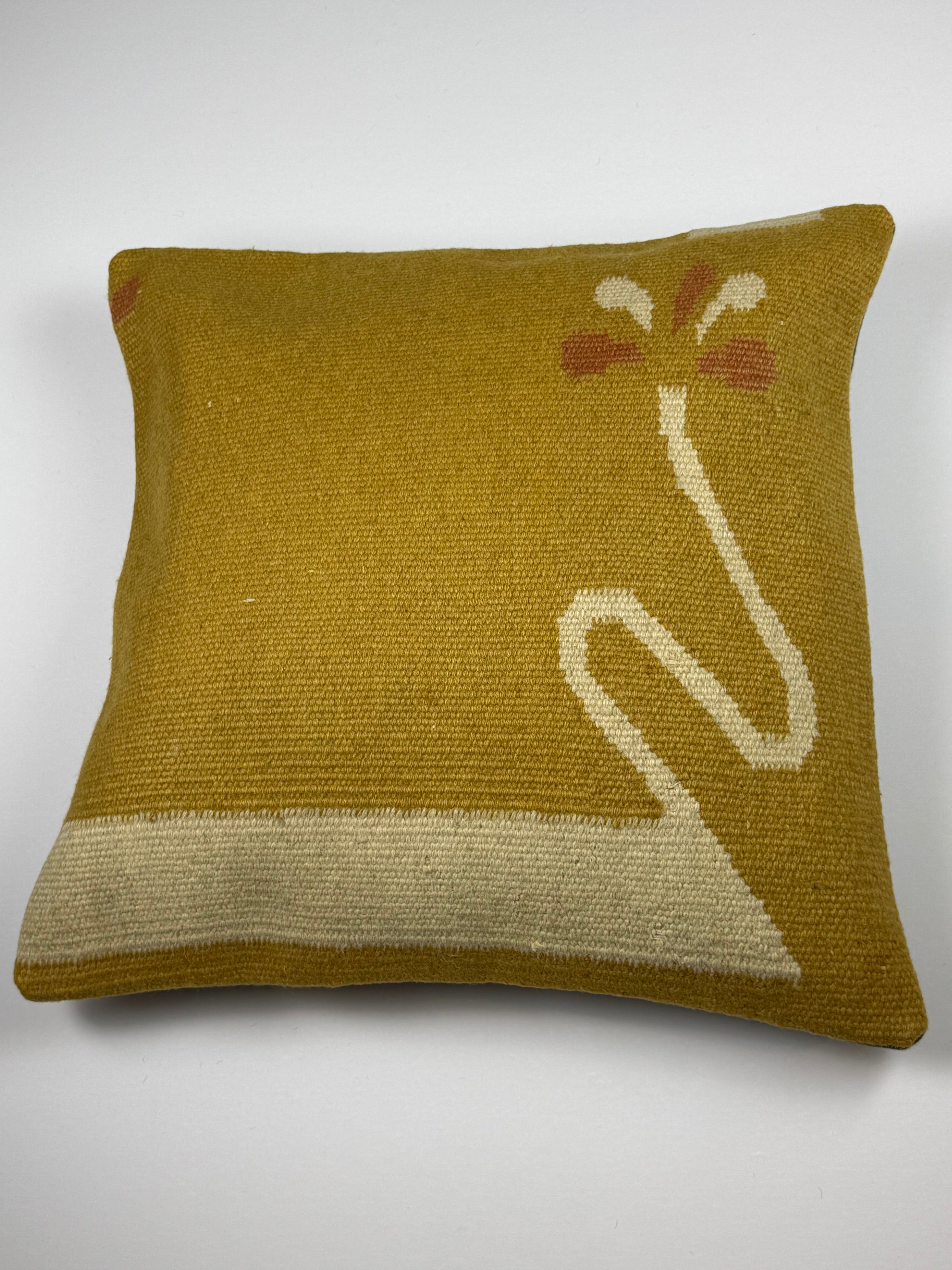 Kelim pudebetræk 60x60 i beige og gul, håndsyet af vintage kelimtæppe
