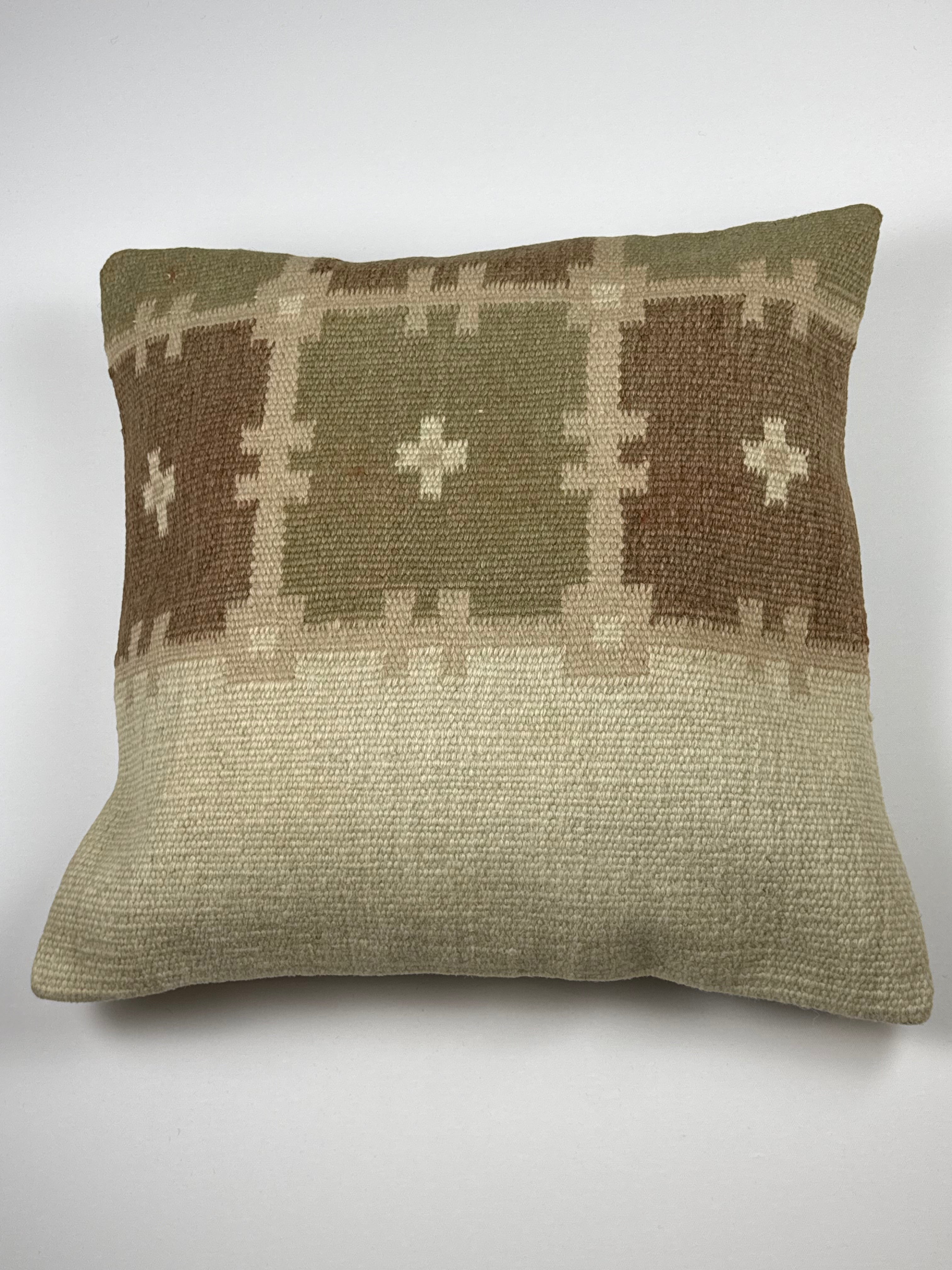 Kelim pudebetræk 60x60 i beige, brun og grøn, håndsyet af vintage kelimtæppe
