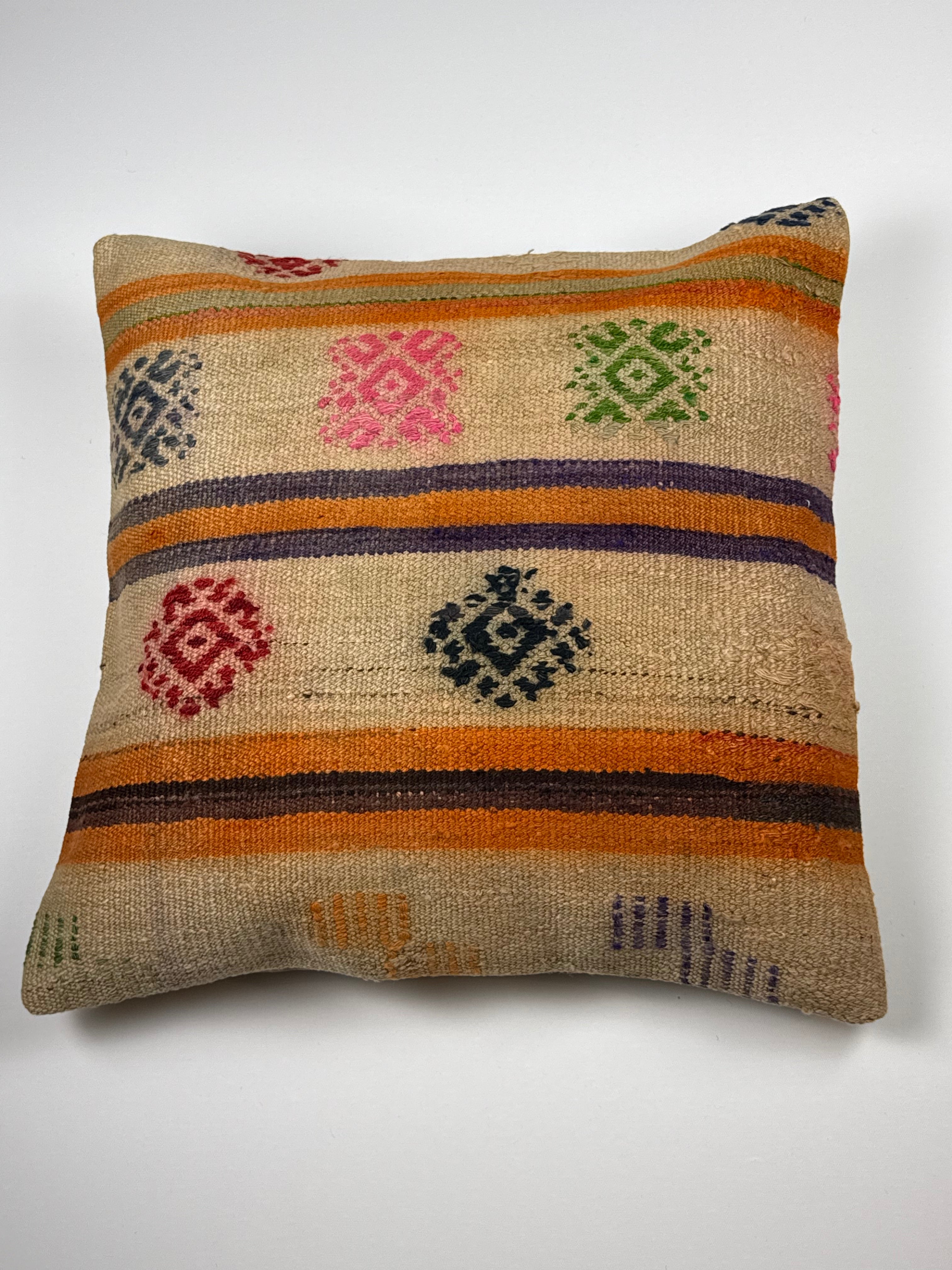 Kelim pudebetræk 60x60 i beige og orange, håndsyet af vintage kelimtæppe
